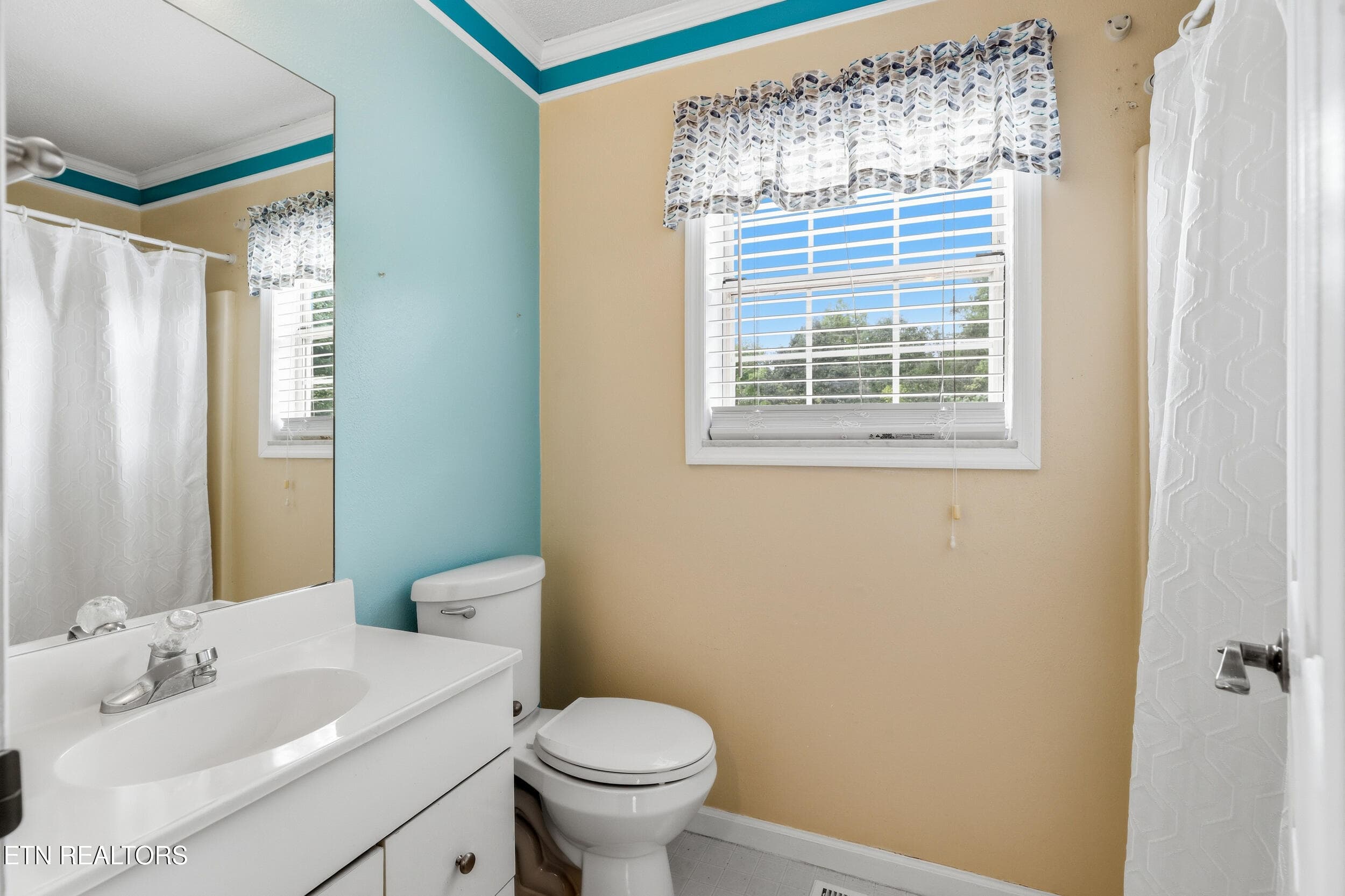 Upstairs Full Bath - 5209 Montrose Rd, Knoxville, TN 37918, Knoxville