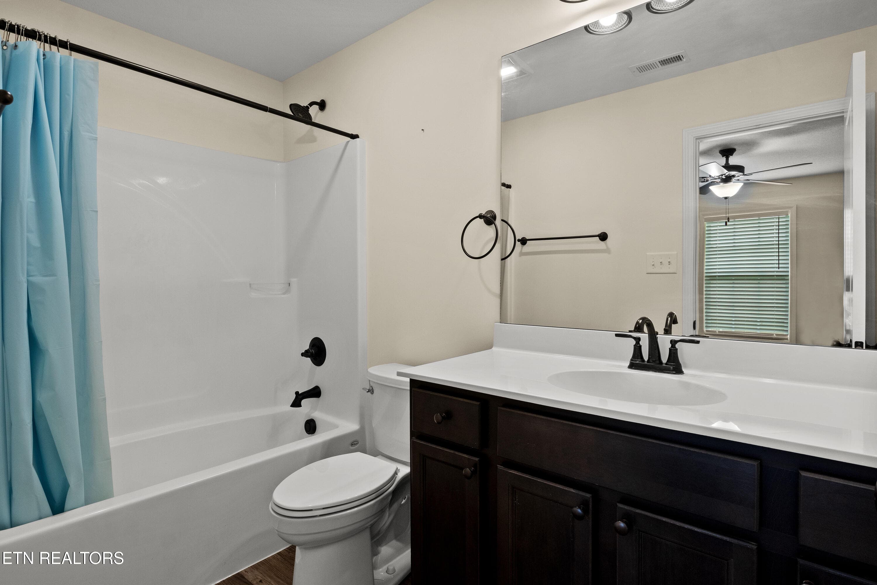 10Guest Bath - 8021 Poplar Grove Lane, Powell, TN 37849