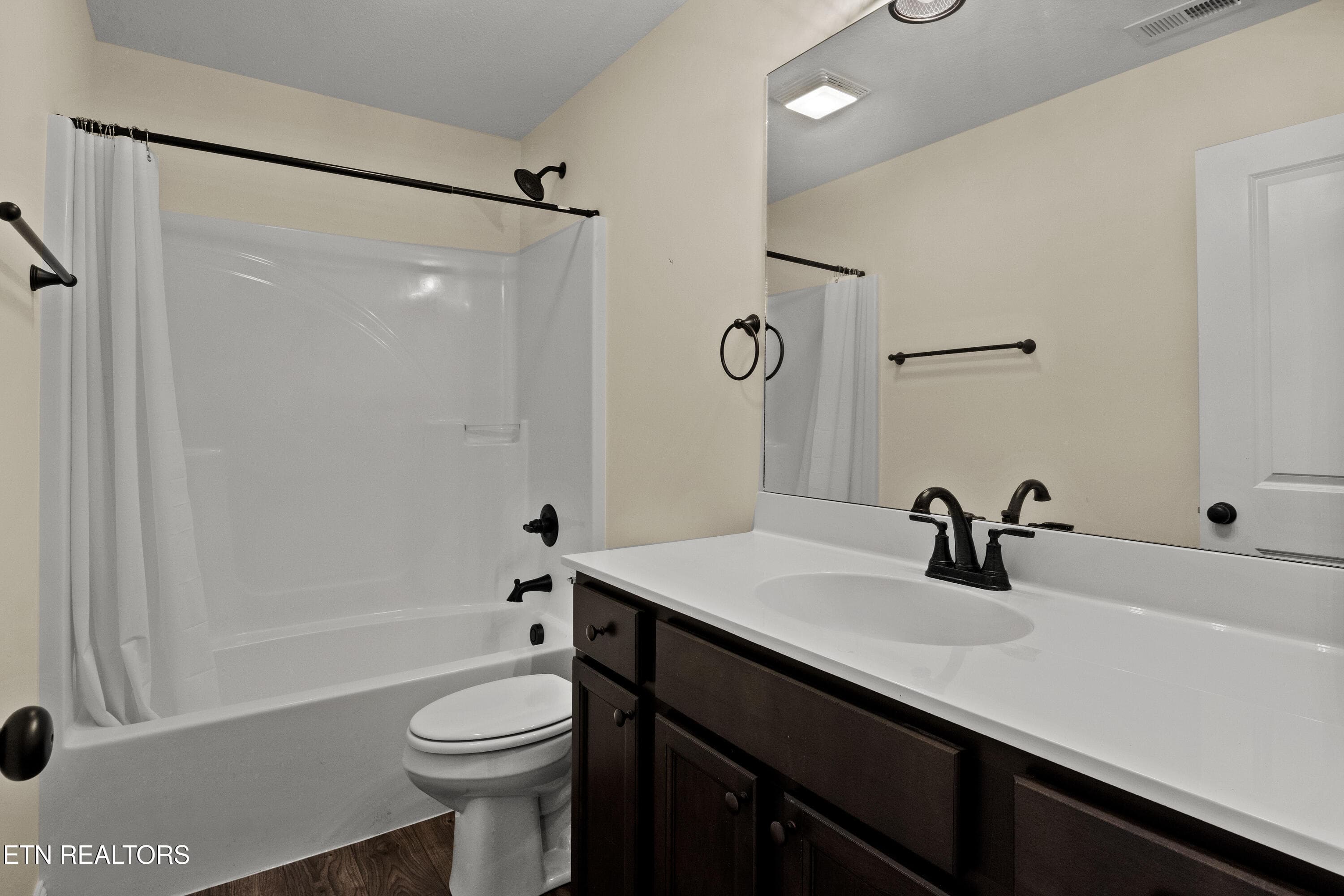 13Primary bath - 8021 Poplar Grove Lane, Powell, TN 37849