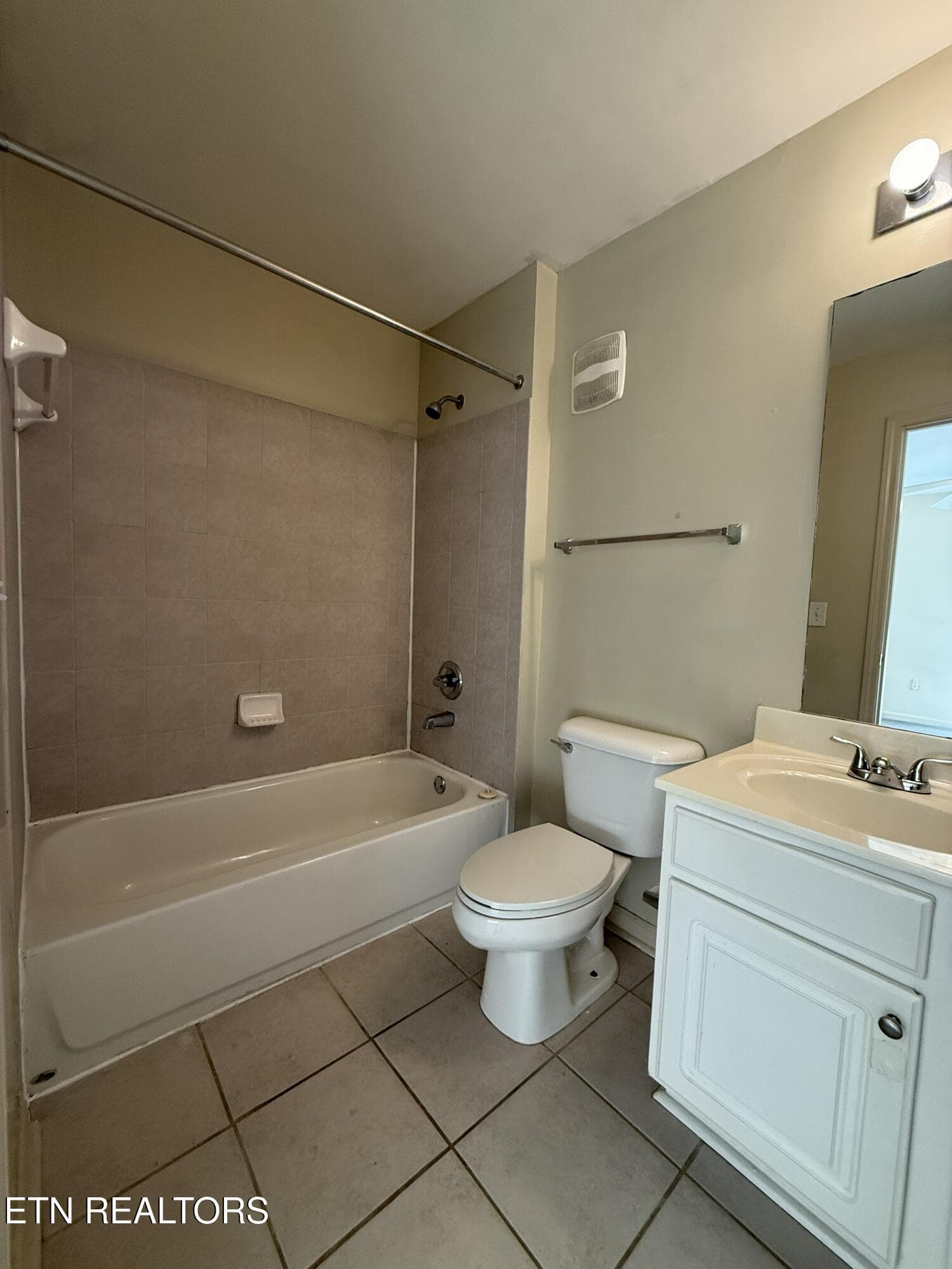 Bed C Bath - 3831 Cherokee Woods Way 102, Knoxville, TN 37920, Knoxville
