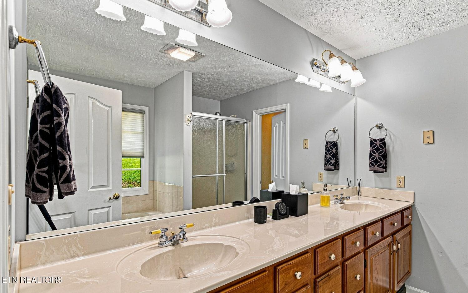 Master Bath/Double Sinks - 1211 Rockley Rd, Knoxville, TN 37932