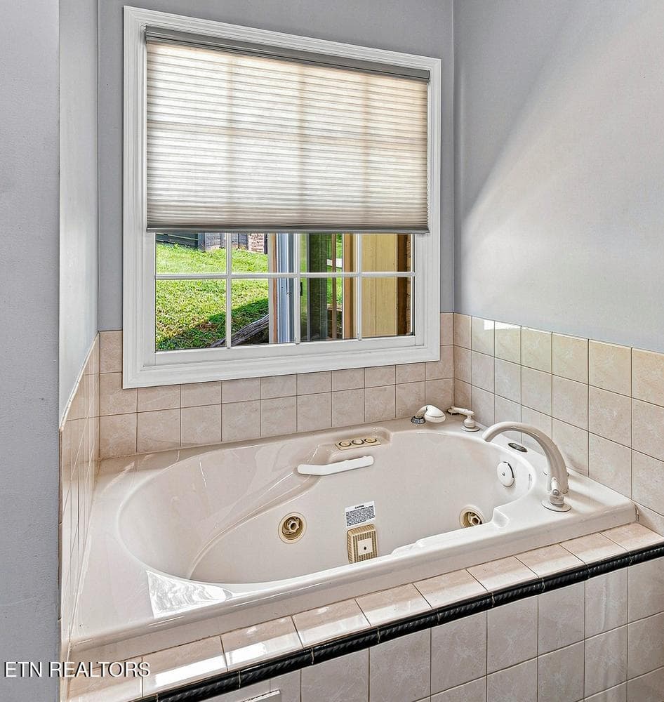 Jacuzzi Tub/Master Bath - 1211 Rockley Rd, Knoxville, TN 37932