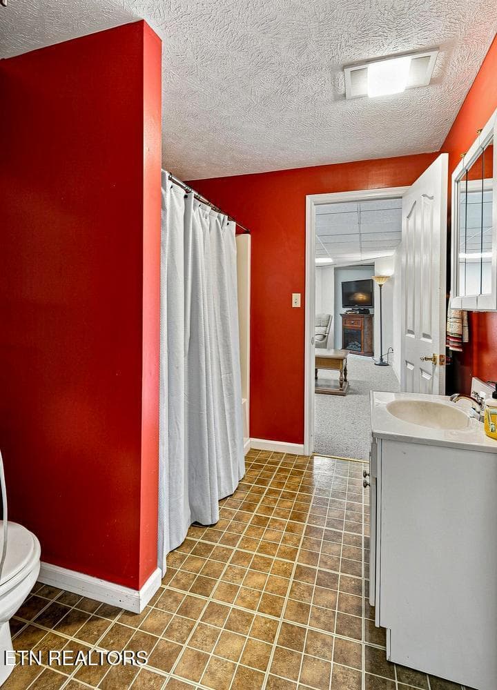 Downstairs Full Bath - 1211 Rockley Rd, Knoxville, TN 37932