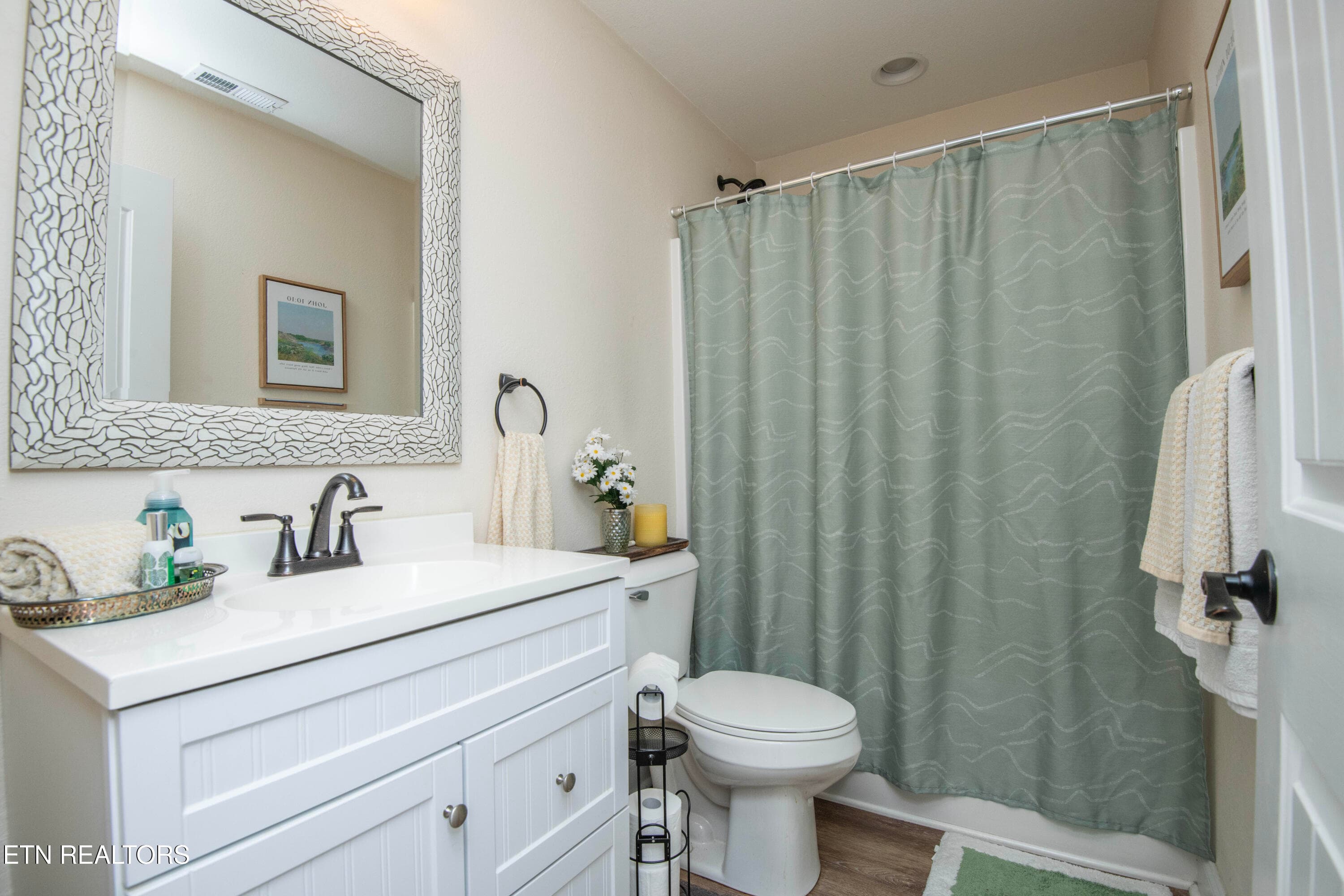 second bath - 1125 Walker Rd, Maryville, TN 37801
