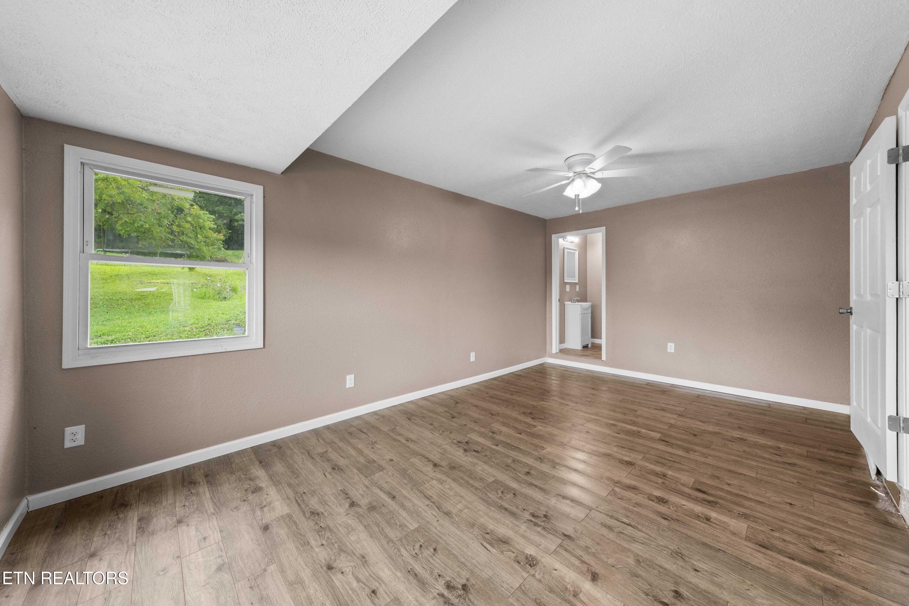 030A1737 - 232 E Robbins St, Jellico, TN 37762