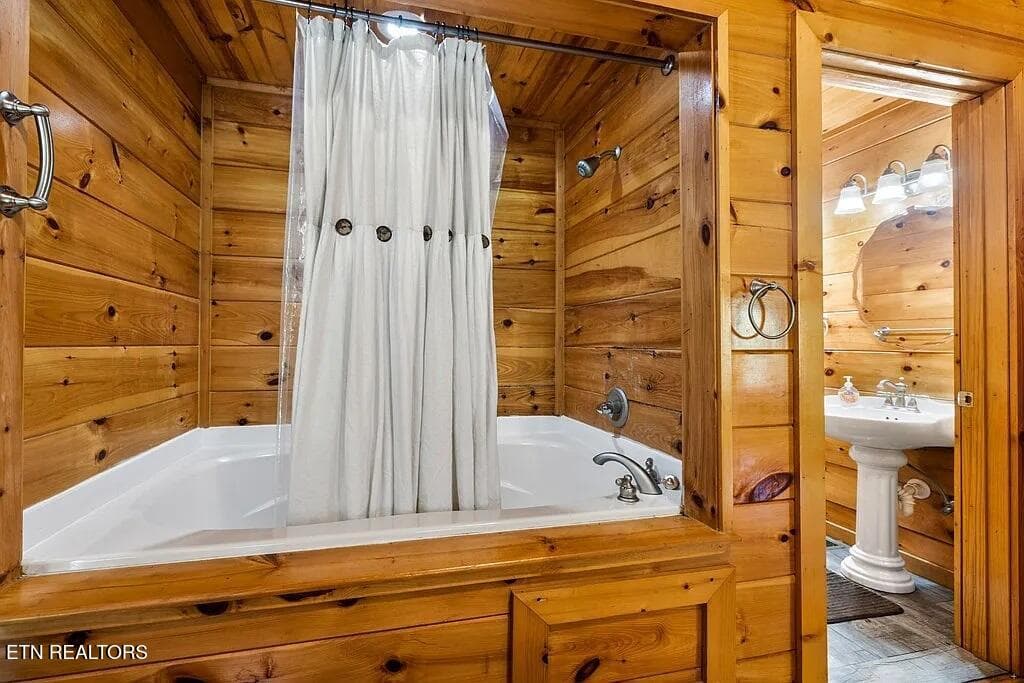Bathroom - 619 Pine Mtn Rd, Pigeon Forge, TN 37863, Pigeon Forge