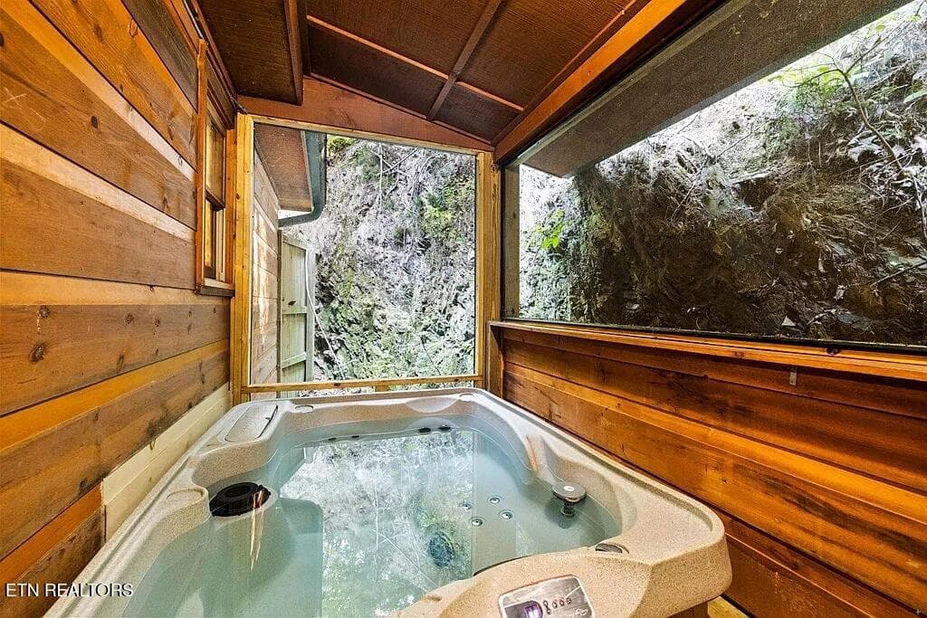 Hot Tub - 619 Pine Mtn Rd, Pigeon Forge, TN 37863, Pigeon Forge