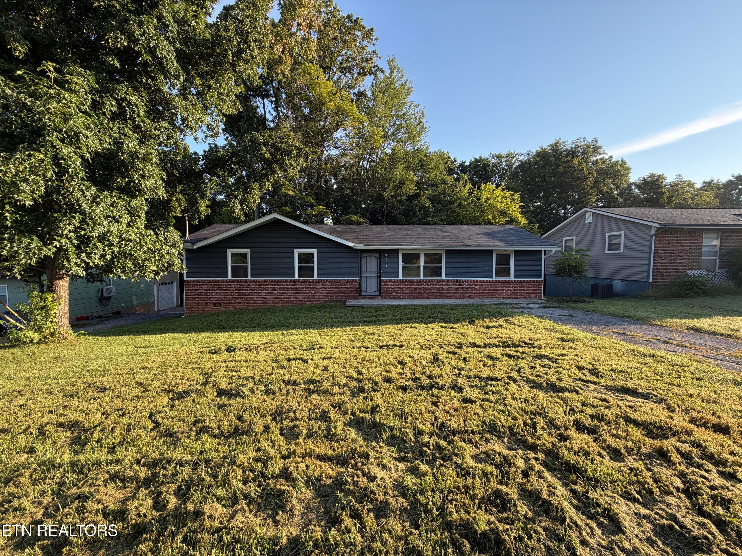 7301 Meadowbrook Circle, Knoxville, TN 37918