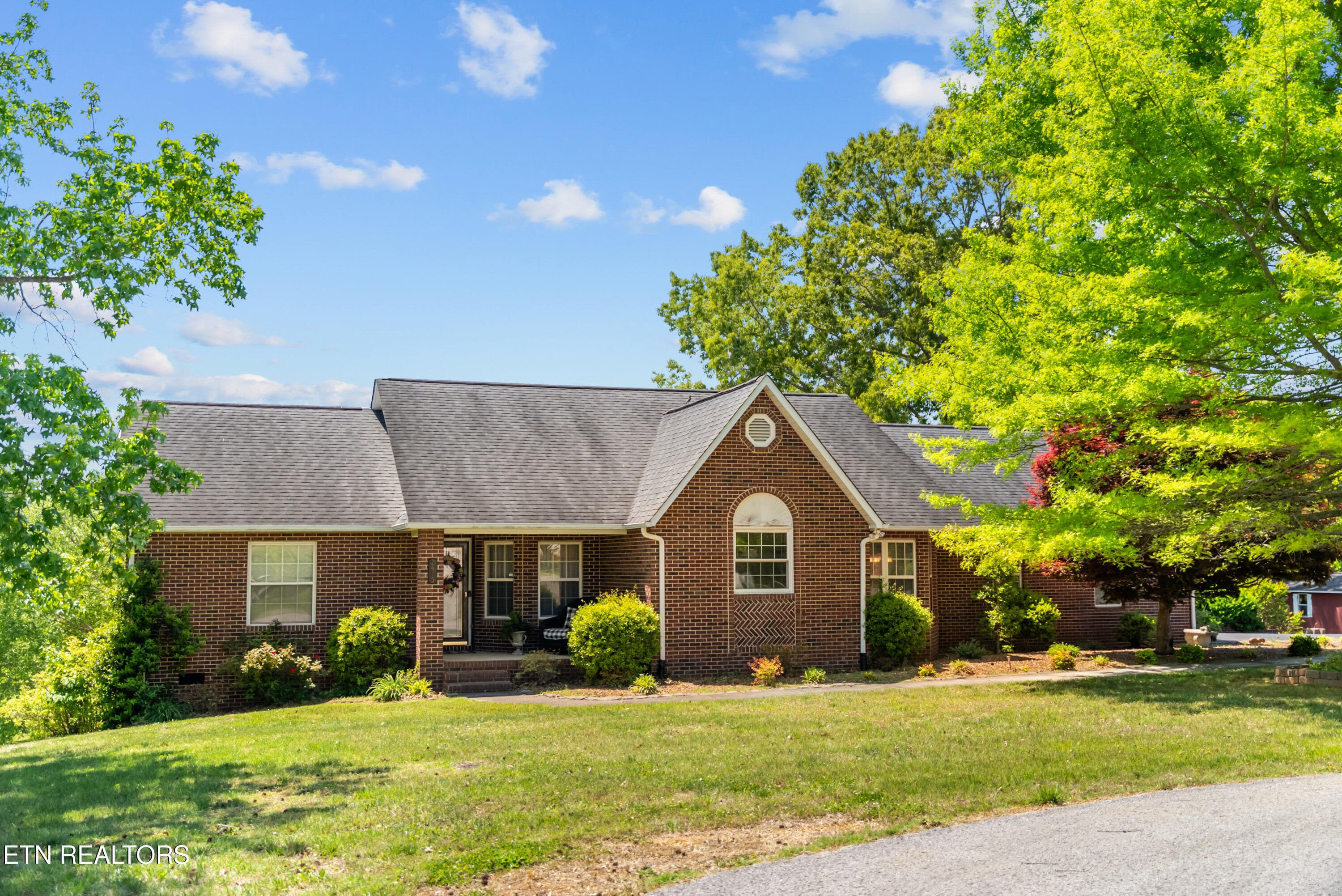 2415 N Pointe Cove Circle, Cookeville, TN 38506