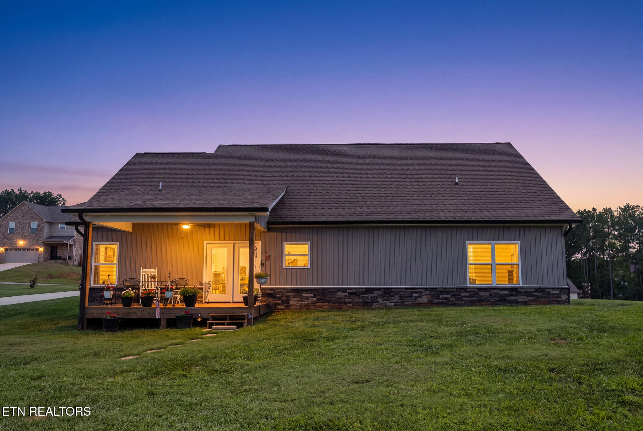 811 Pinebrooke Drive-38_twilight_b053cc3 - 811 Pinebrooke Drive, Maryville, TN 37801, Maryville