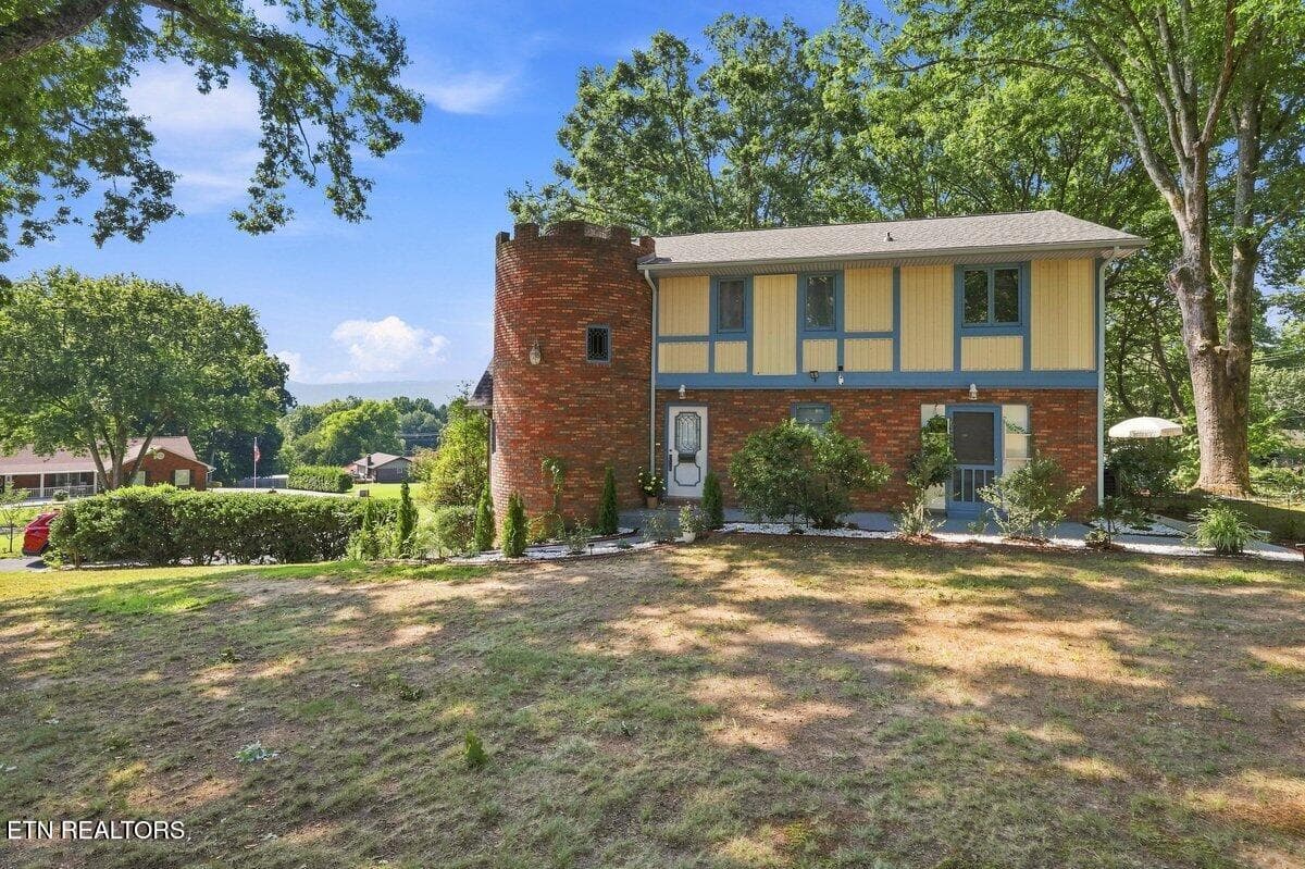 Main Level Entry Door and Walkway - 111 Red Oak Rd, Maryville, TN 37803