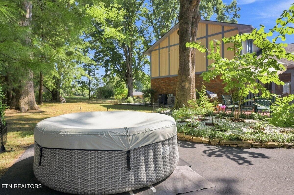 6 Person Hot Tub - 111 Red Oak Rd, Maryville, TN 37803