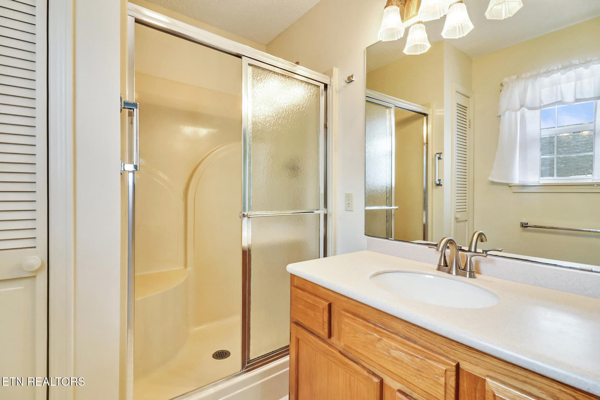 hallbath2 - 103 Dovenshire Drive, Crossville, TN 38558