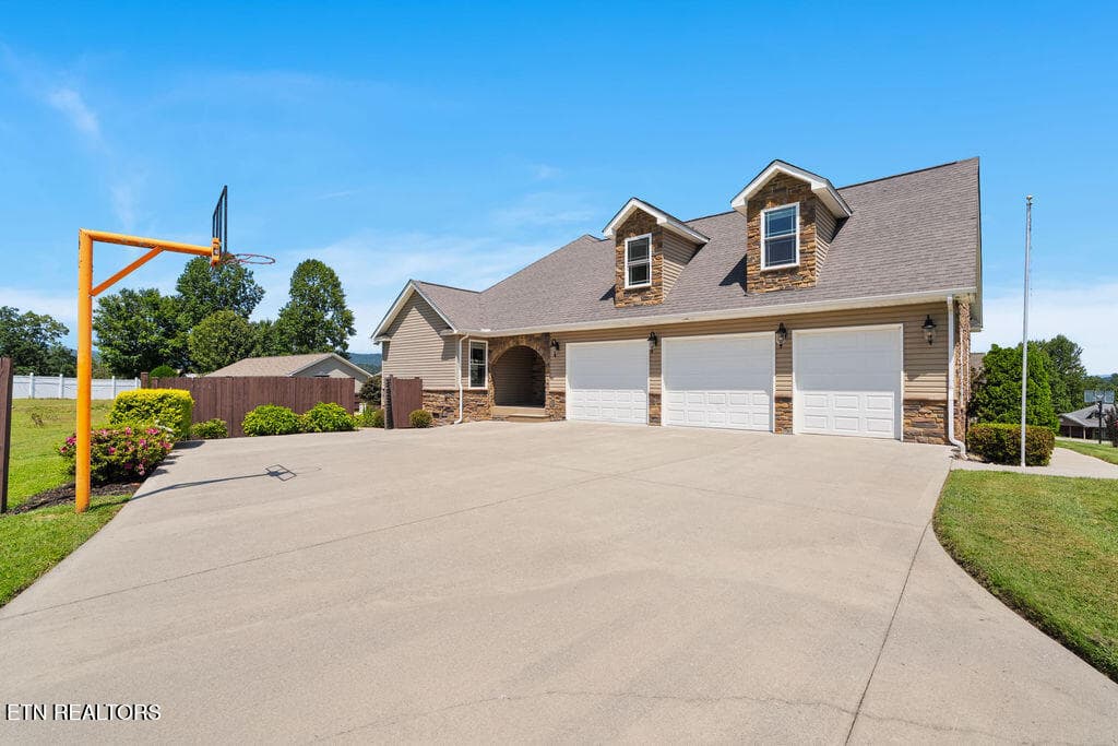 3 Car front garage - 409 Bluff Trace, Jacksboro, TN 37757