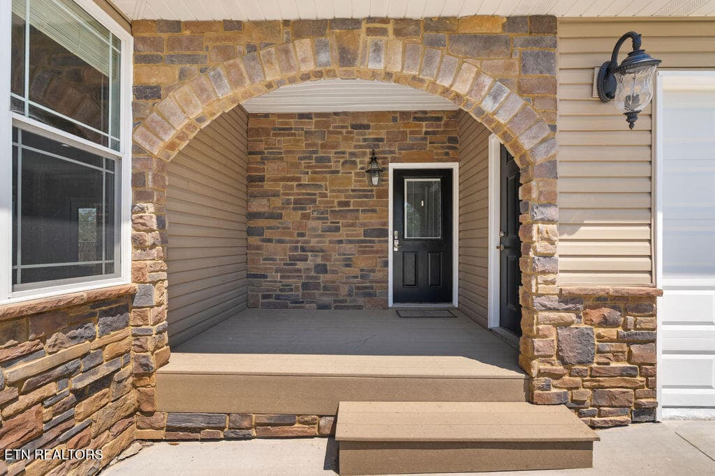 Side Door Entry - 409 Bluff Trace, Jacksboro, TN 37757