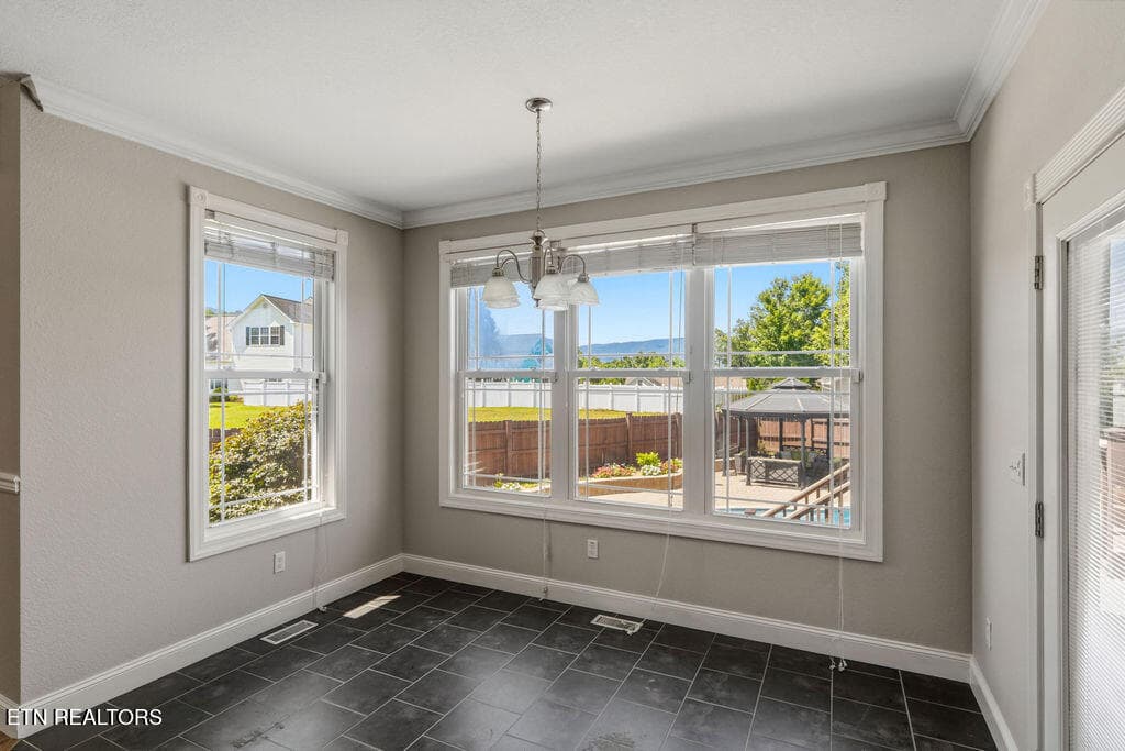 Breakfast Nook - 409 Bluff Trace, Jacksboro, TN 37757