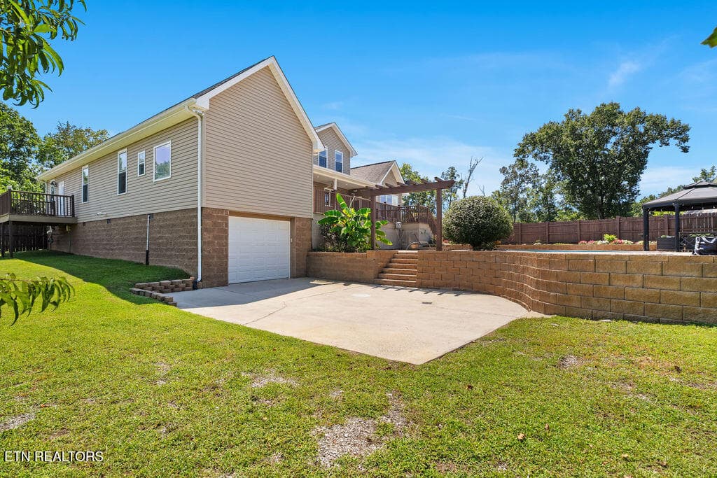 Back Tandem Garage - 409 Bluff Trace, Jacksboro, TN 37757