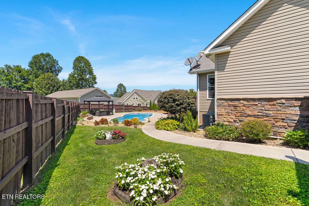 Yard - 409 Bluff Trace, Jacksboro, TN 37757