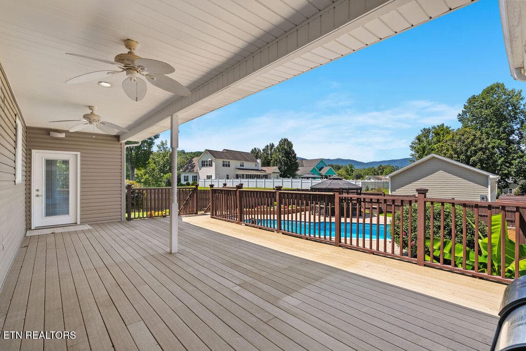 Large Deck - 409 Bluff Trace, Jacksboro, TN 37757
