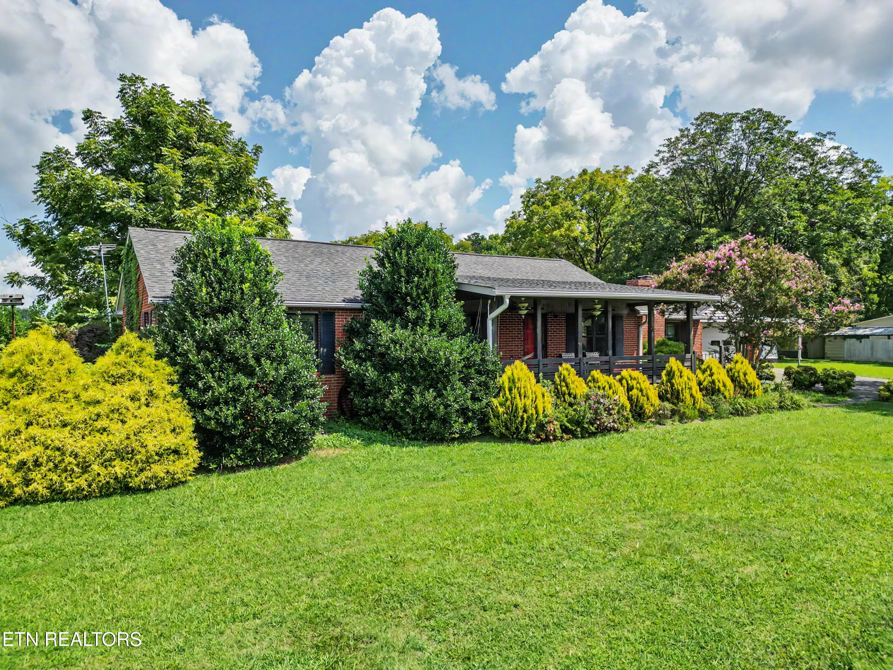 Beautiful brick rancher - 134 Hodges Lane, Maryville, TN 37804