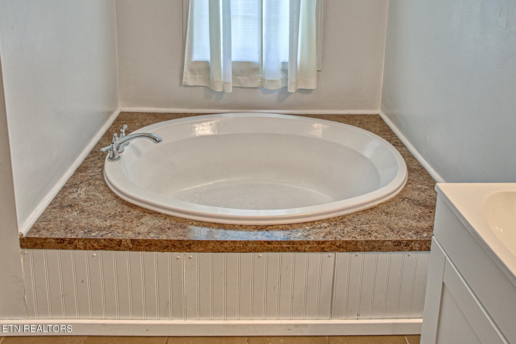 GARDEN TUB - 856 Corinth Rd, Sparta, TN 38583, Sparta