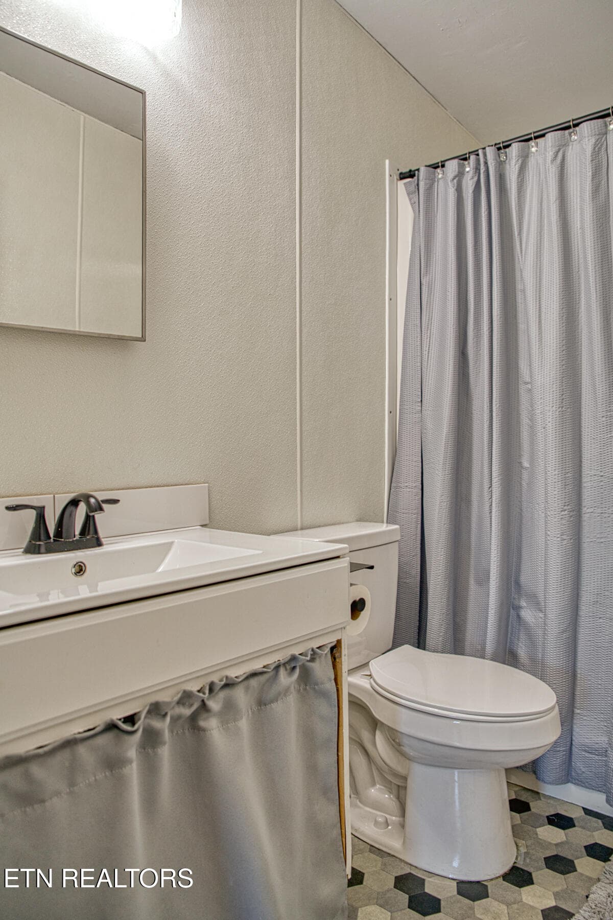 GUEST BATHROOM - 856 Corinth Rd, Sparta, TN 38583, Sparta