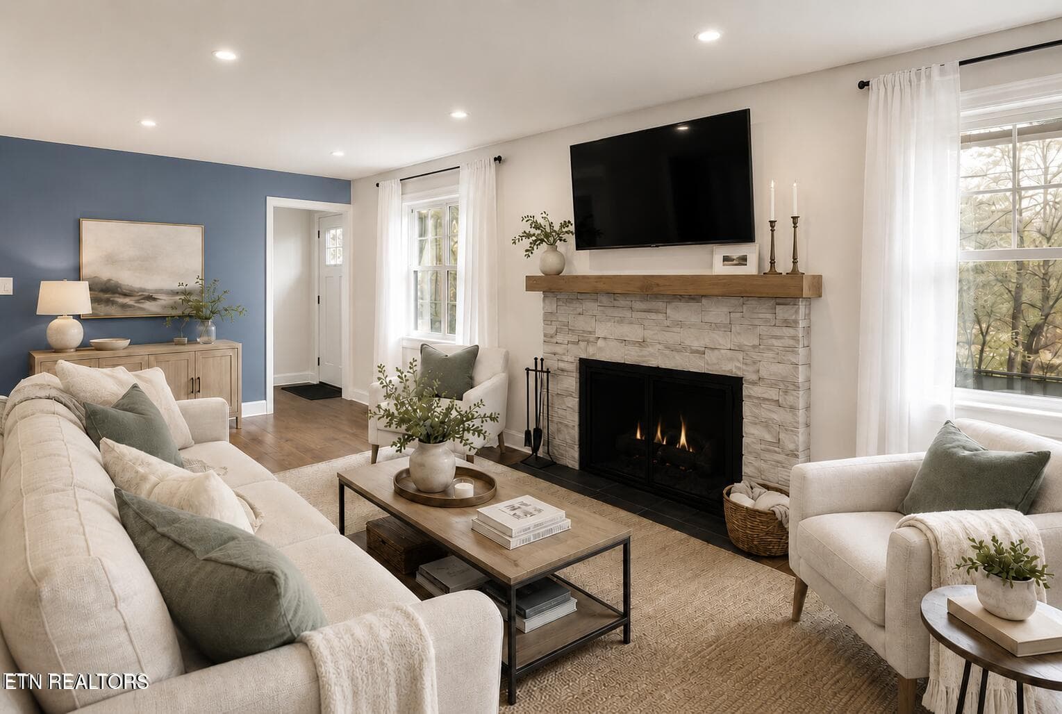 Family Room - 314 W Young High Pike, Knoxville, TN 37920