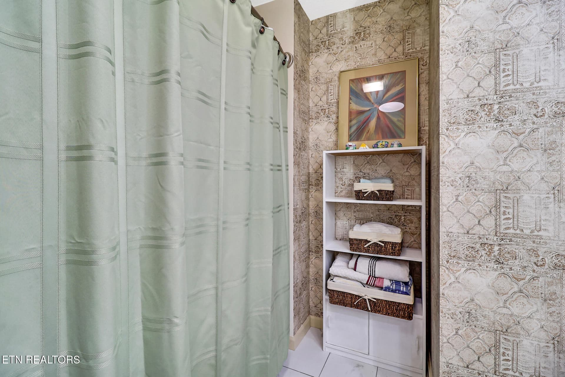 Guest bath - 163 & 159 Lakeside Drive, Crossville, TN 38558
