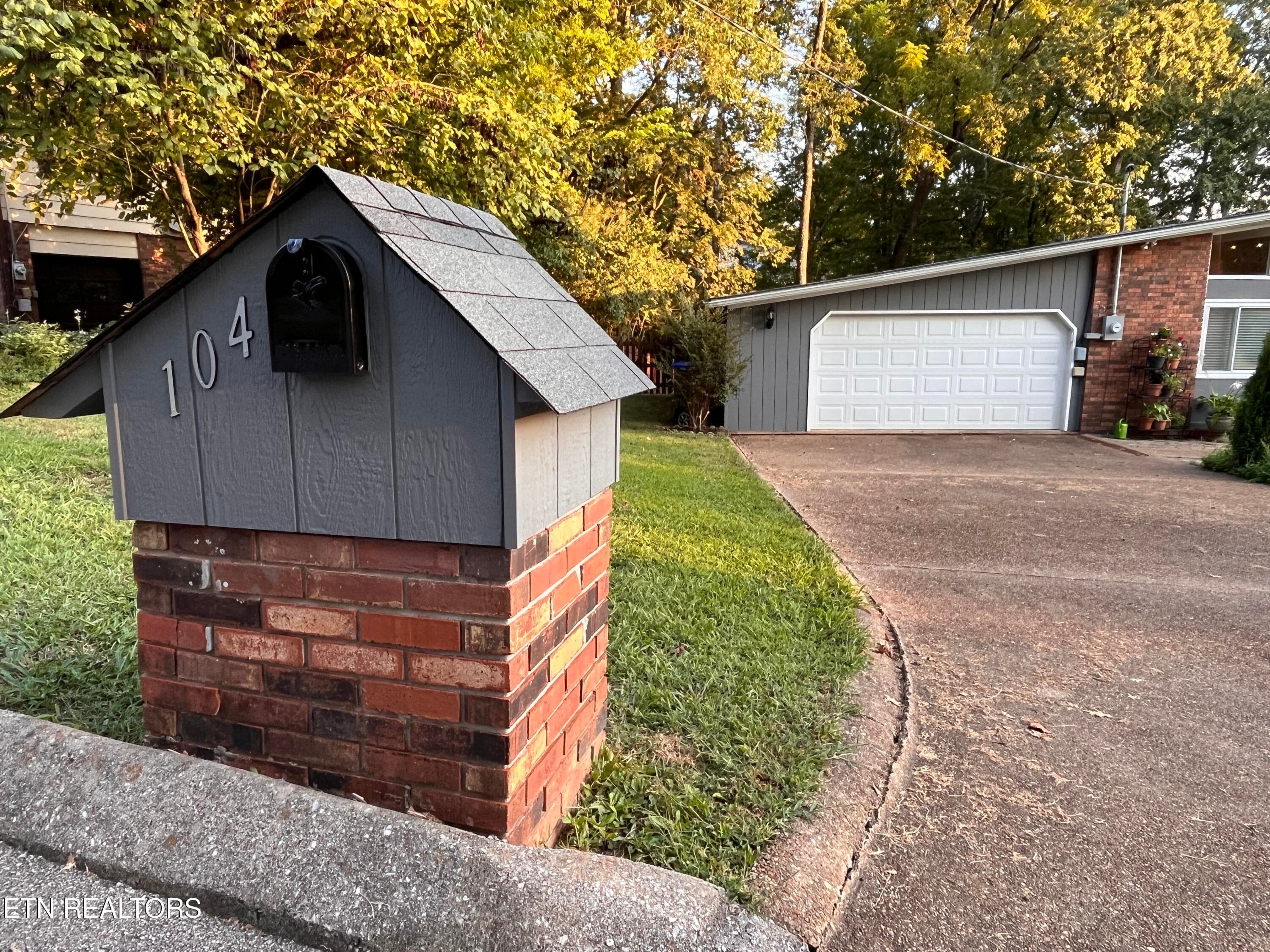 Custom Mailbox - 104 Clark Lane, Oak Ridge, TN 37830