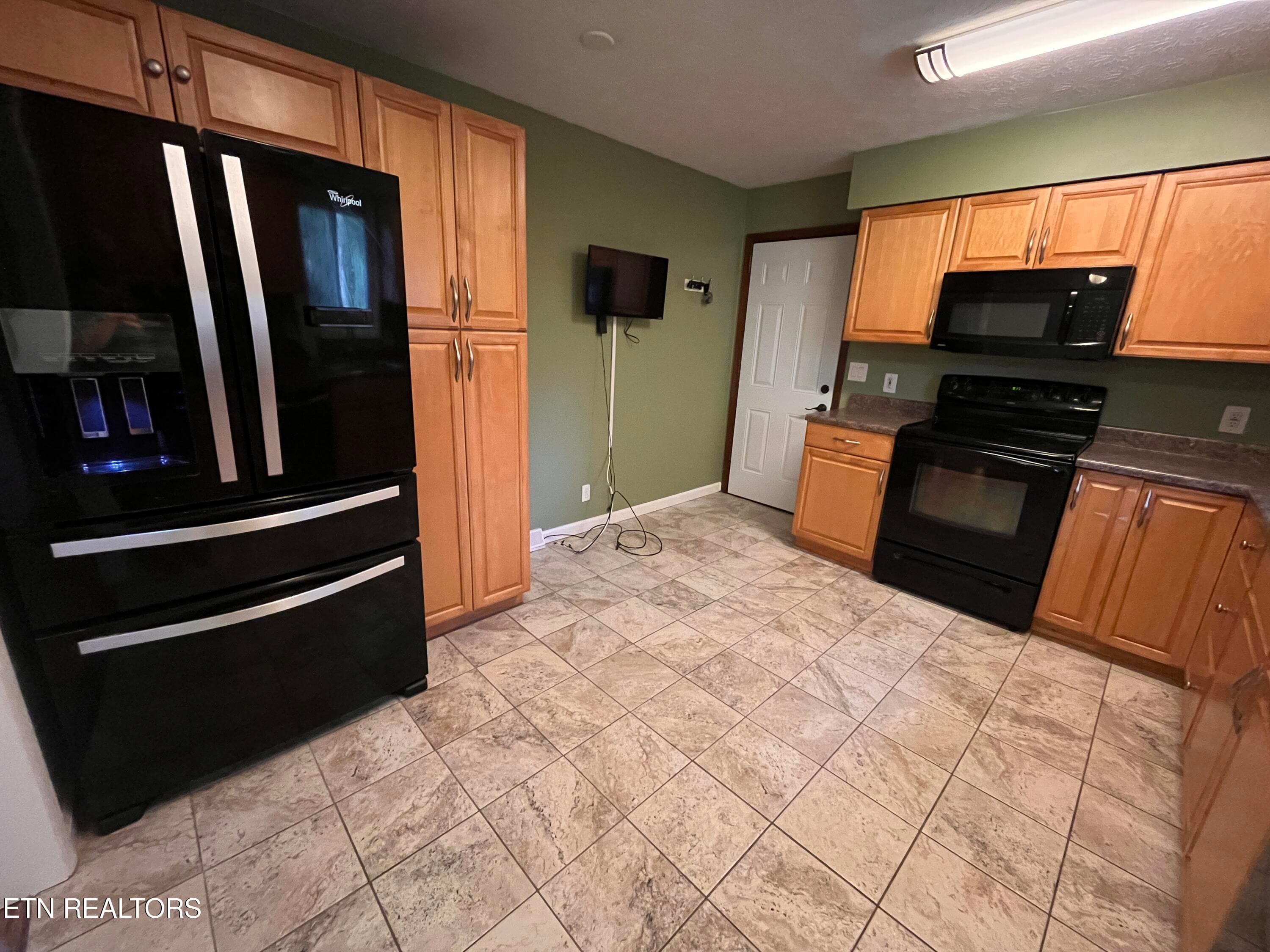 Small Kitchen Flat Screen Included - 104 Clark Lane, Oak Ridge, TN 37830