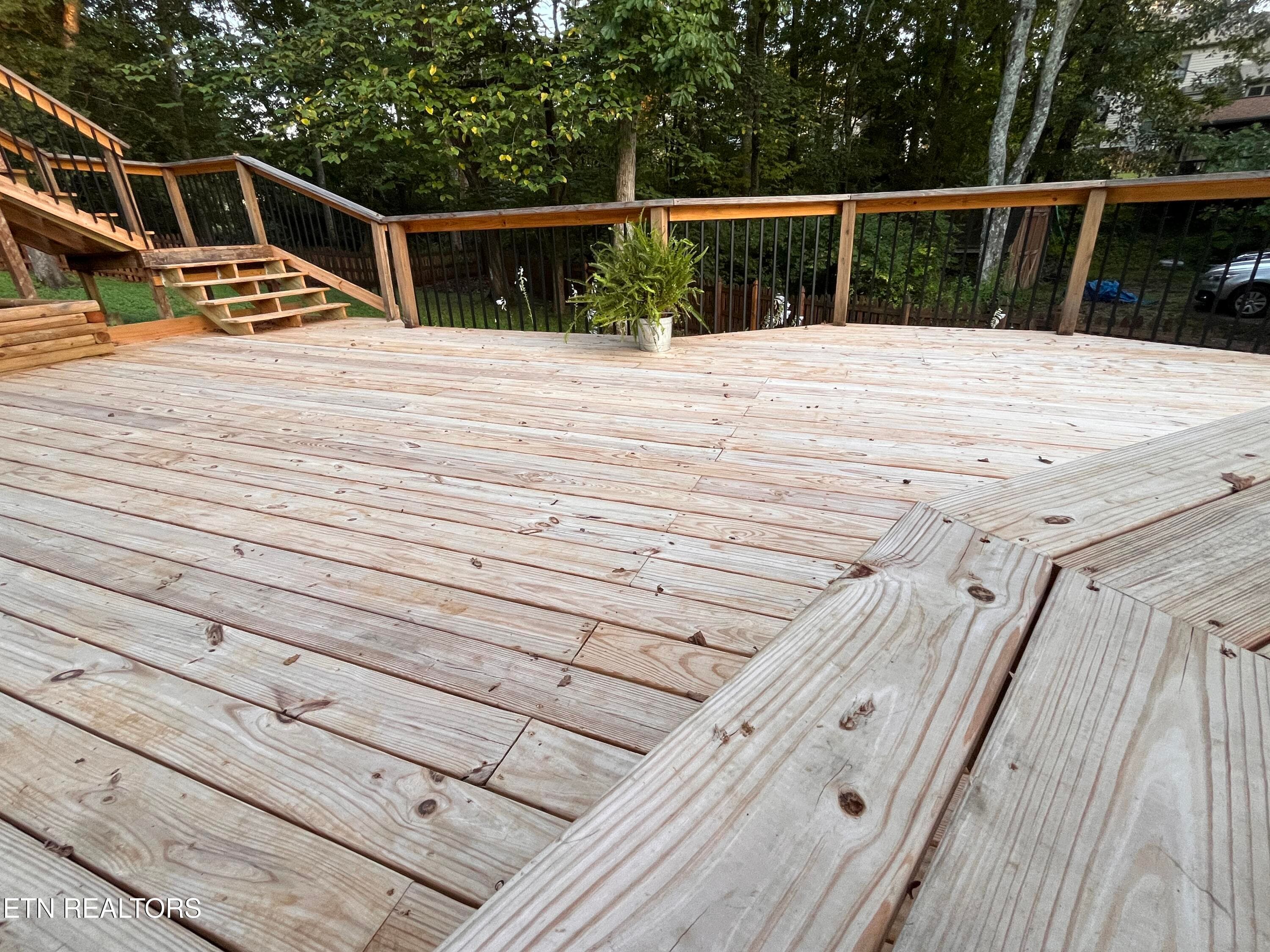 Built-In Deck Seating - 104 Clark Lane, Oak Ridge, TN 37830