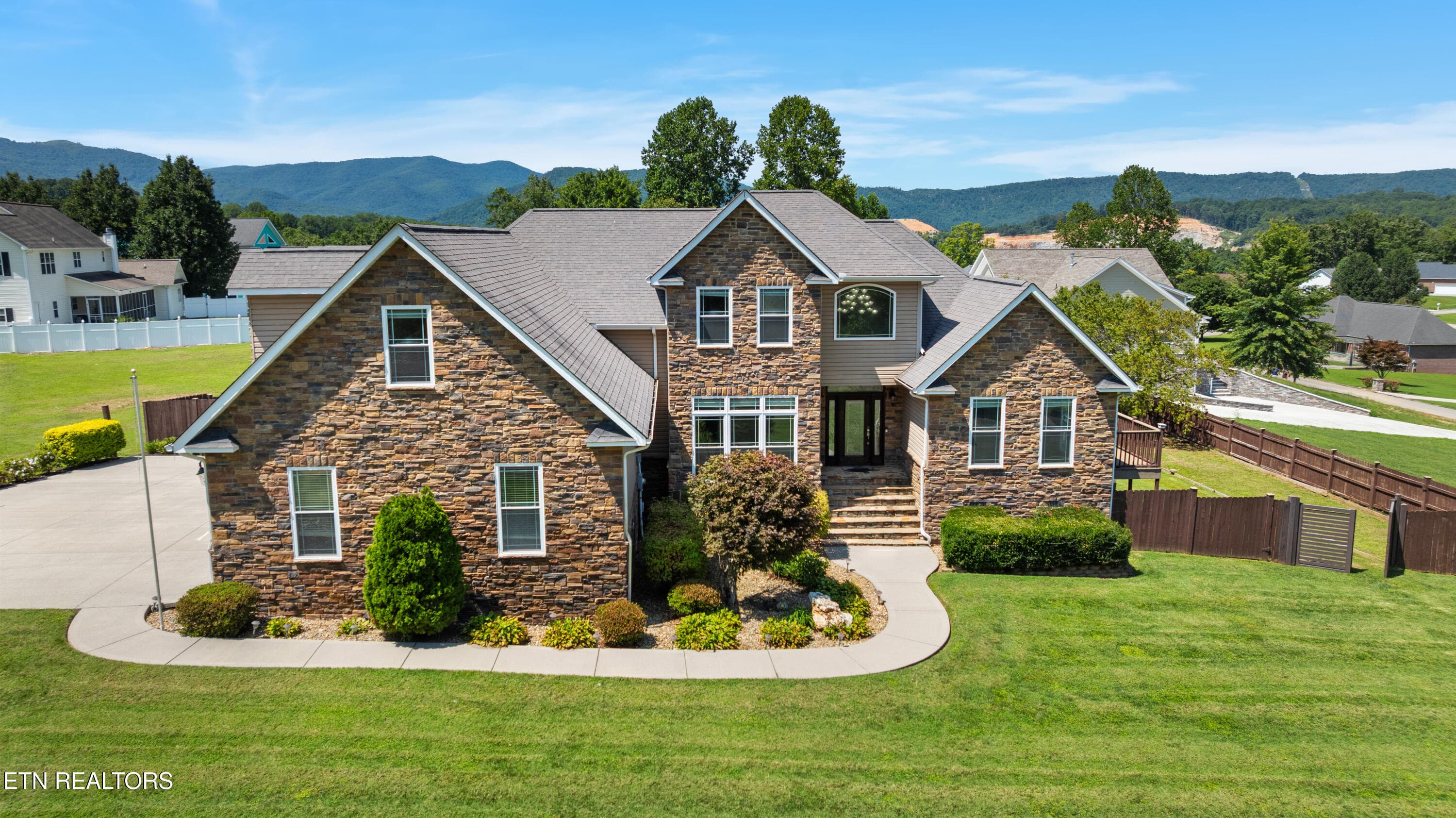Front Picture - 409 Bluff Trace, Jacksboro, TN 37757