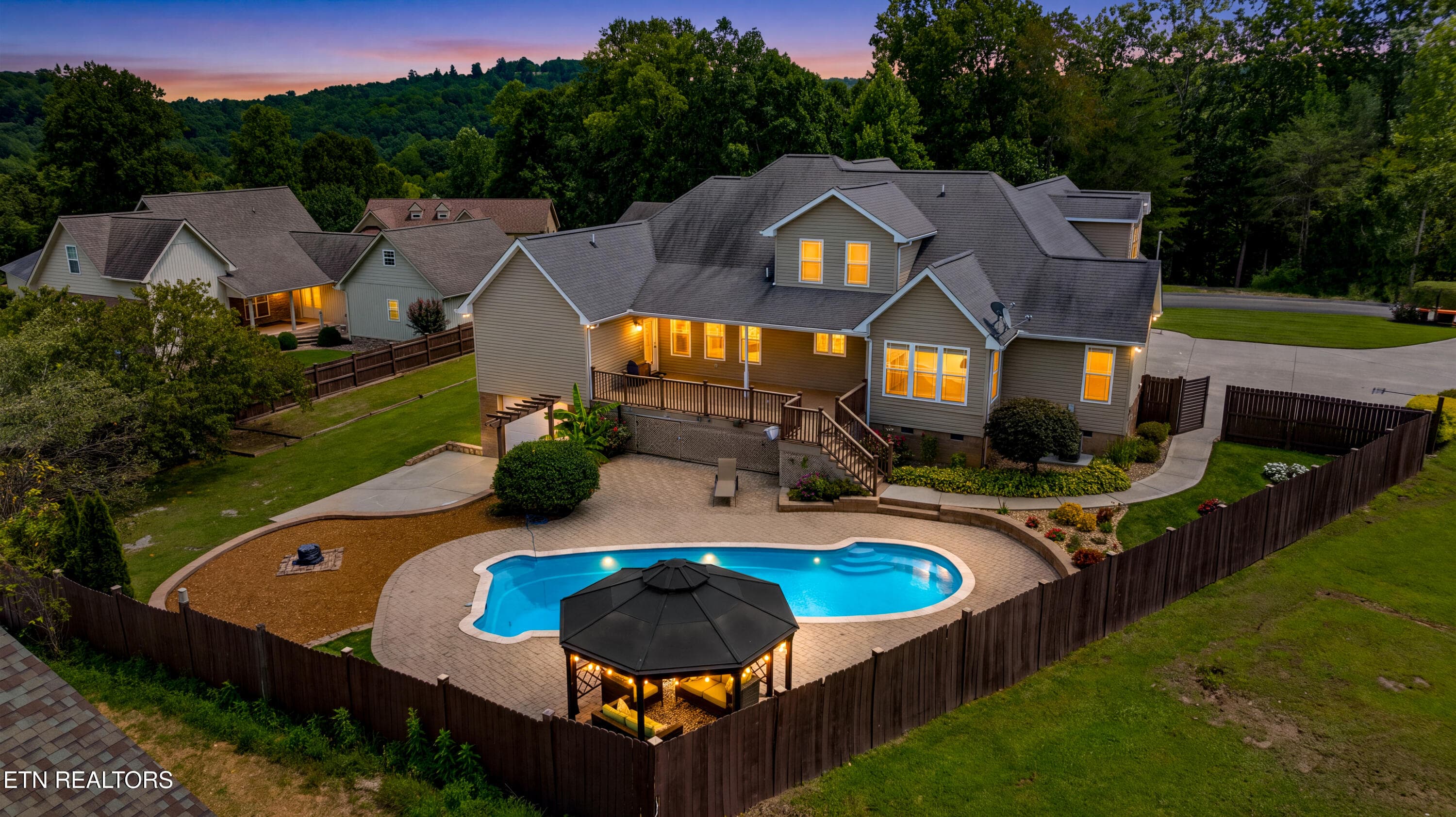 Back Virtual Twilight - 409 Bluff Trace, Jacksboro, TN 37757