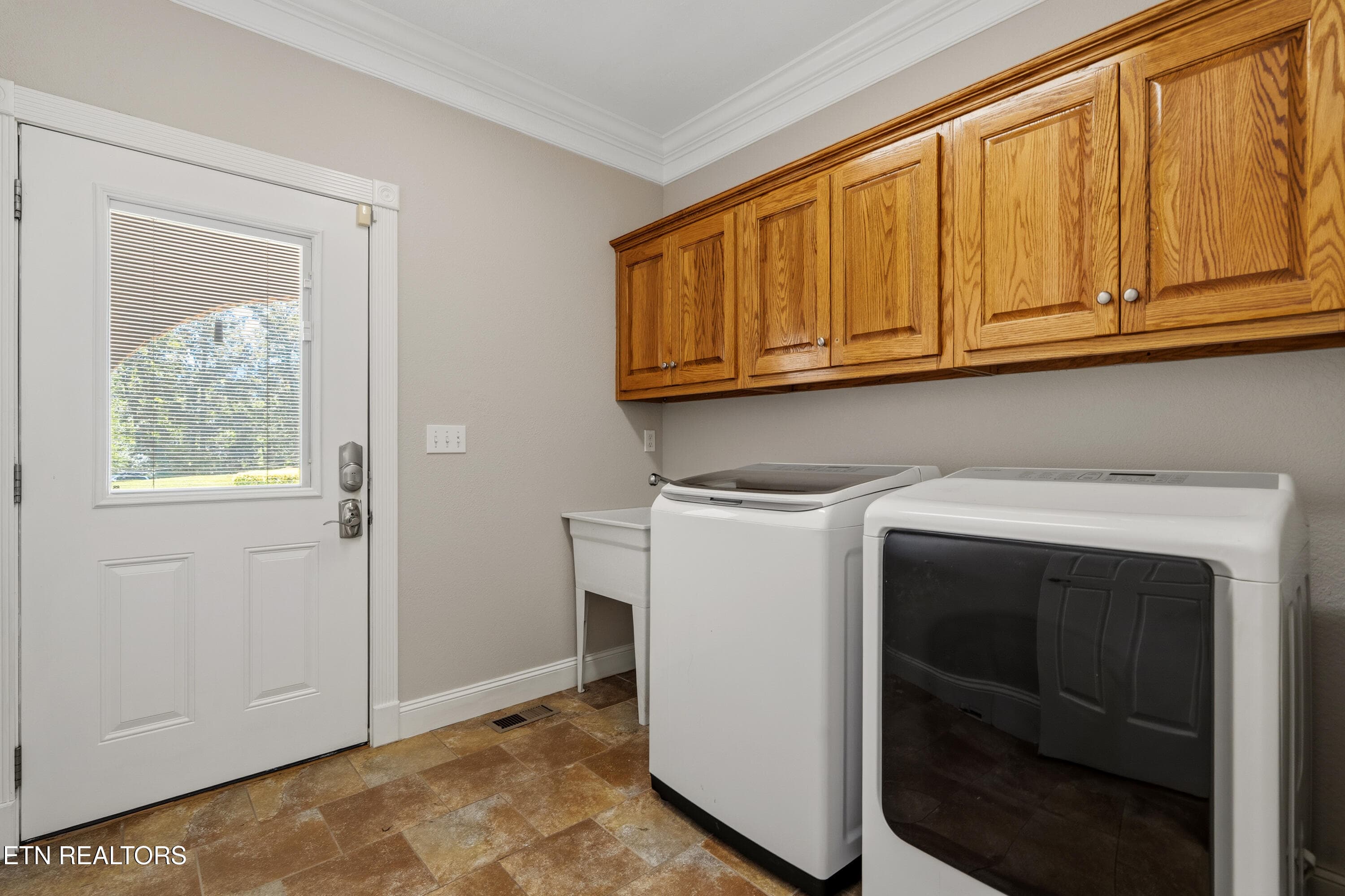 Laundry Room Main Floor - 409 Bluff Trace, Jacksboro, TN 37757