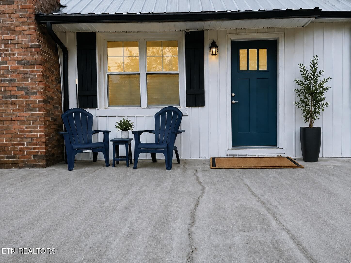 Large Front Porch - 314 W Young High Pike, Knoxville, TN 37920