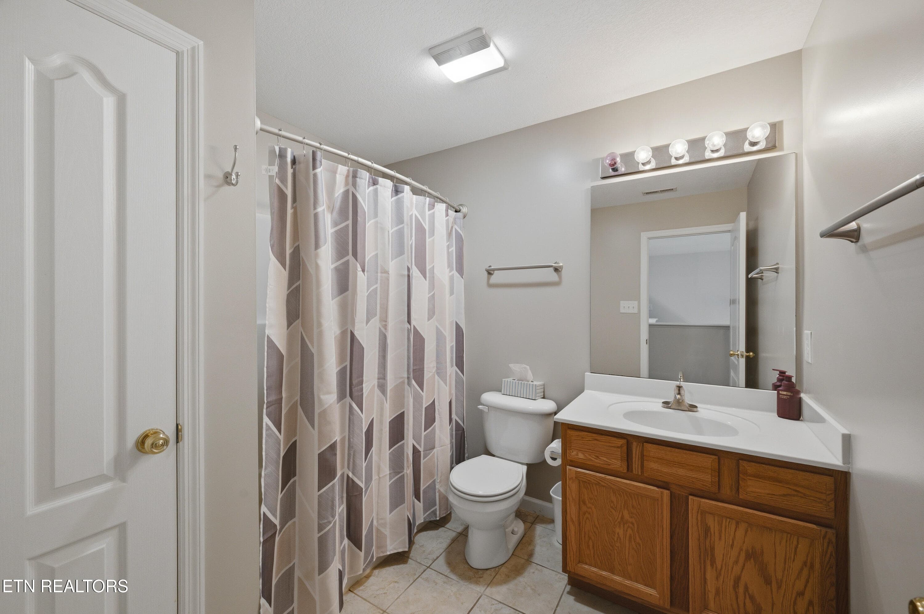 Full bathroom upstairs - 6946 La Christa Way, Knoxville, TN 37921, Knoxville