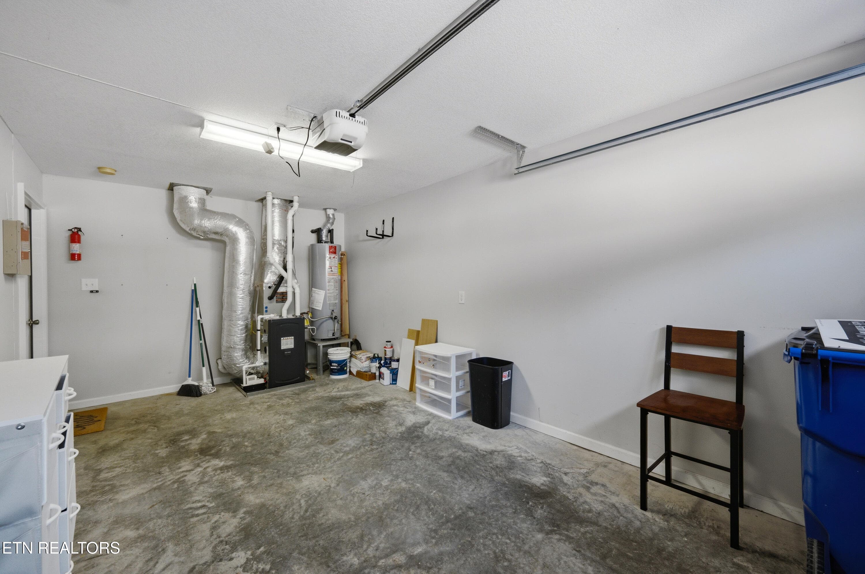 One car garage - 6946 La Christa Way, Knoxville, TN 37921, Knoxville
