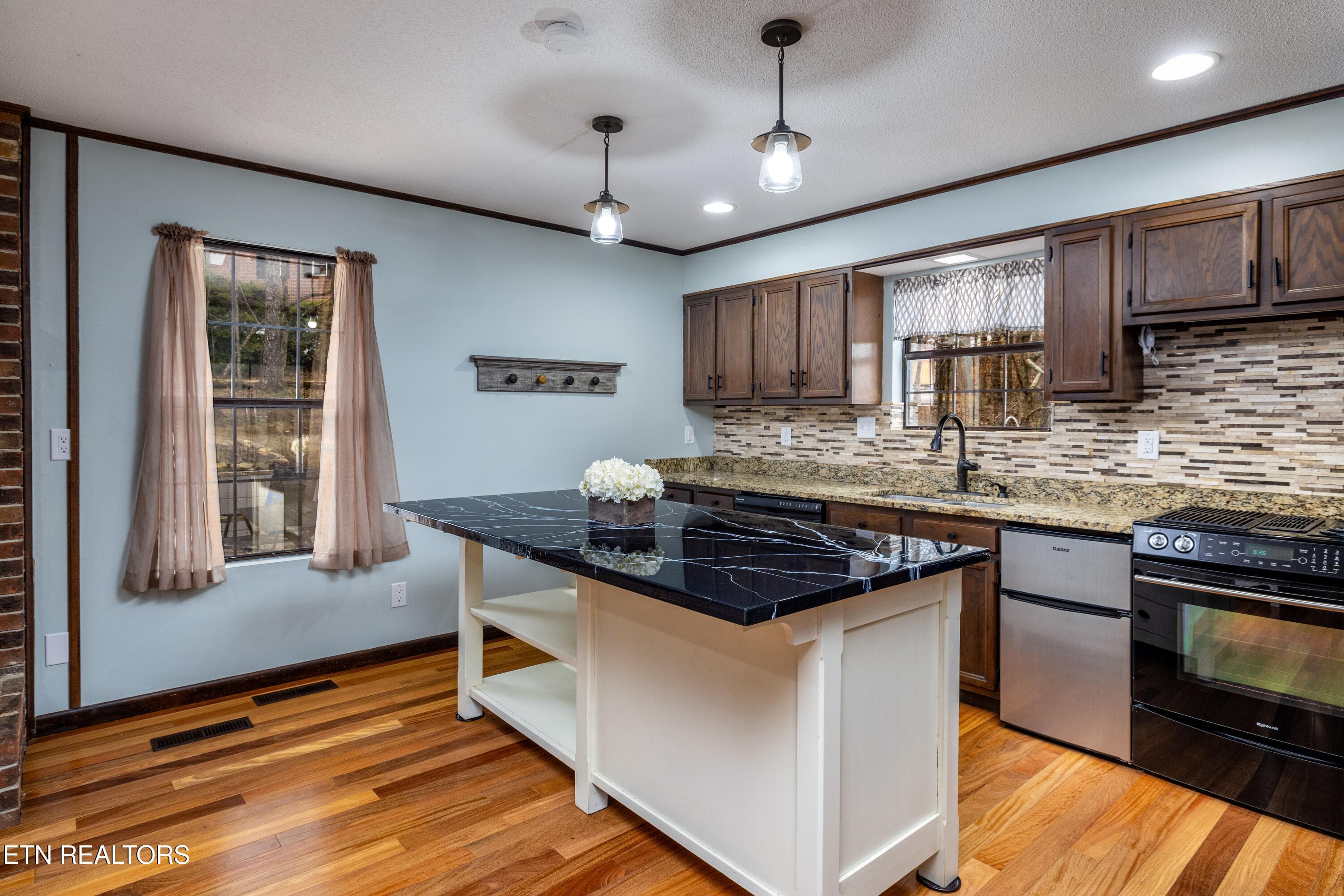 Kitchen - 147 County Road 576, Englewood, TN 37329