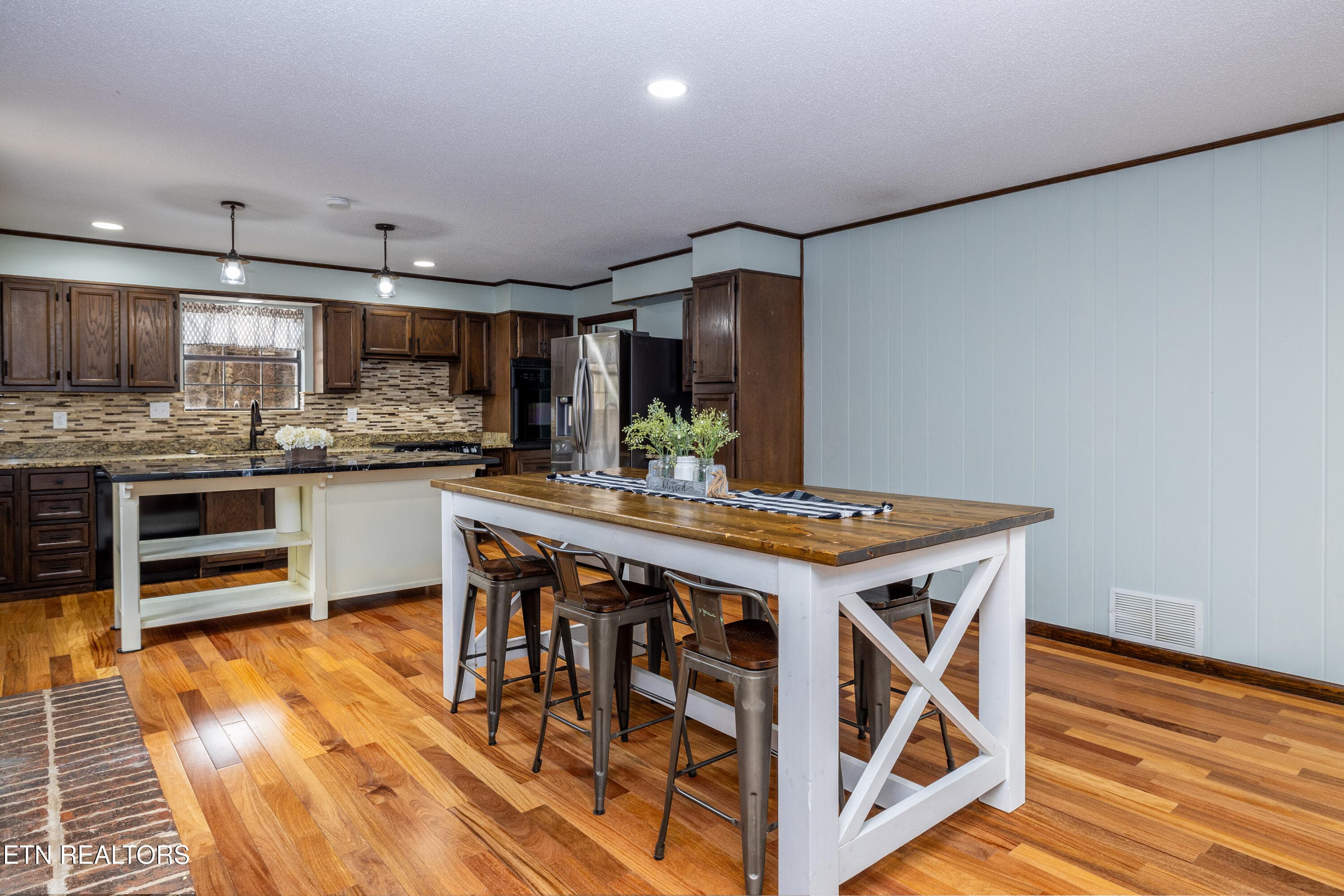 Dining - 147 County Road 576, Englewood, TN 37329
