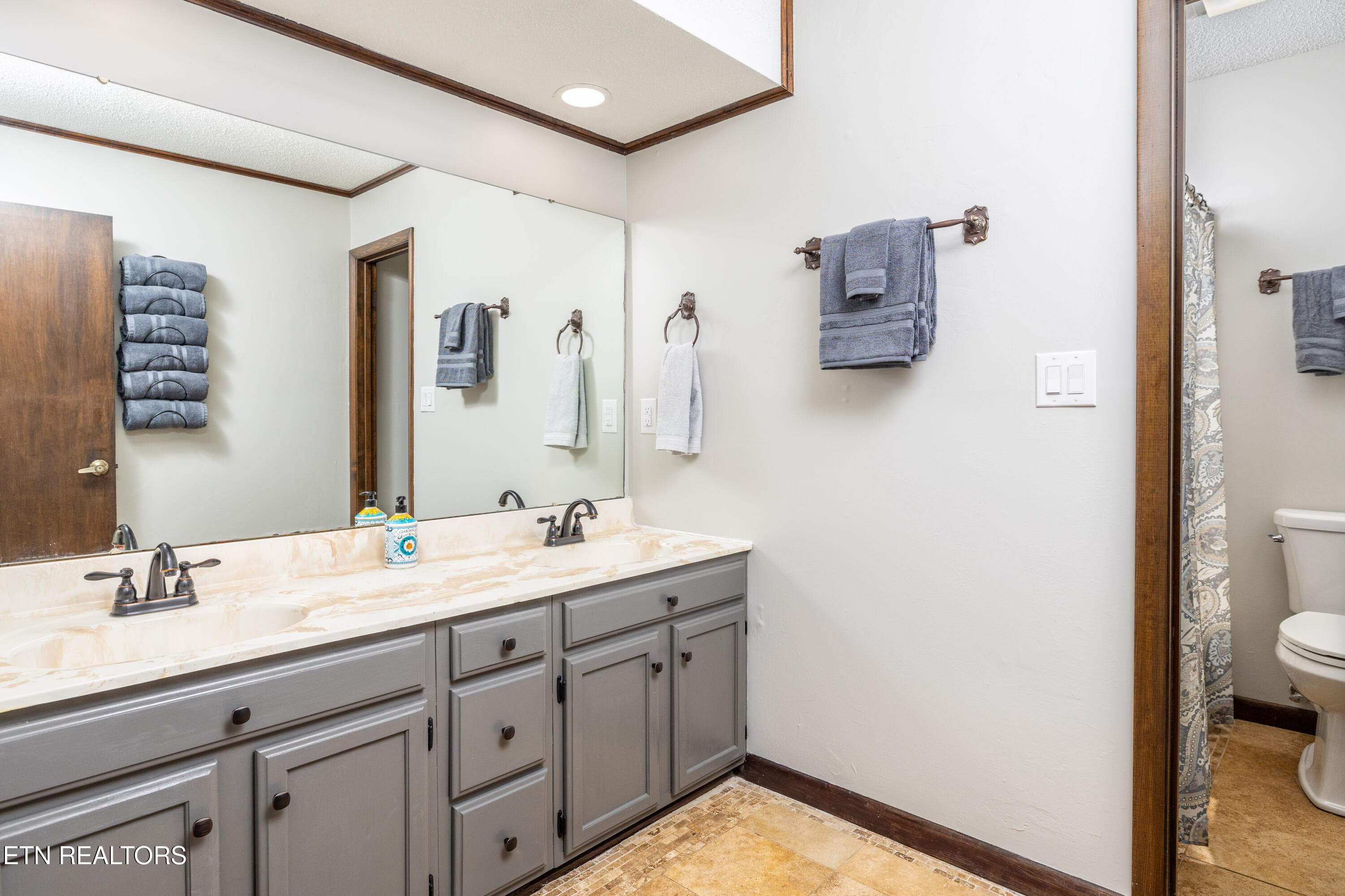Hall Bathroom - 147 County Road 576, Englewood, TN 37329