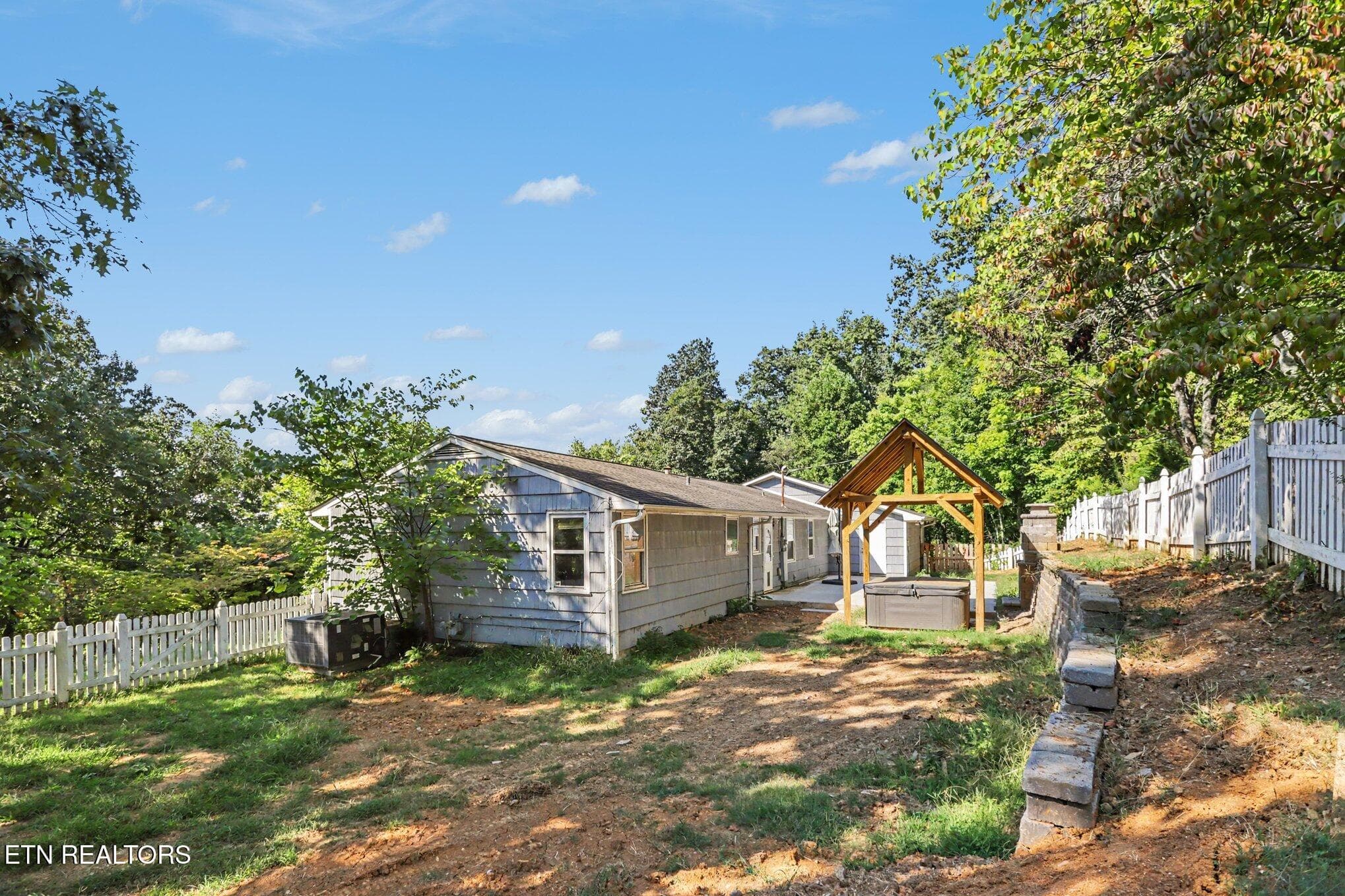 052_file_5062 - 5603 S Briscoe Circle, Knoxville, TN 37912, Knoxville