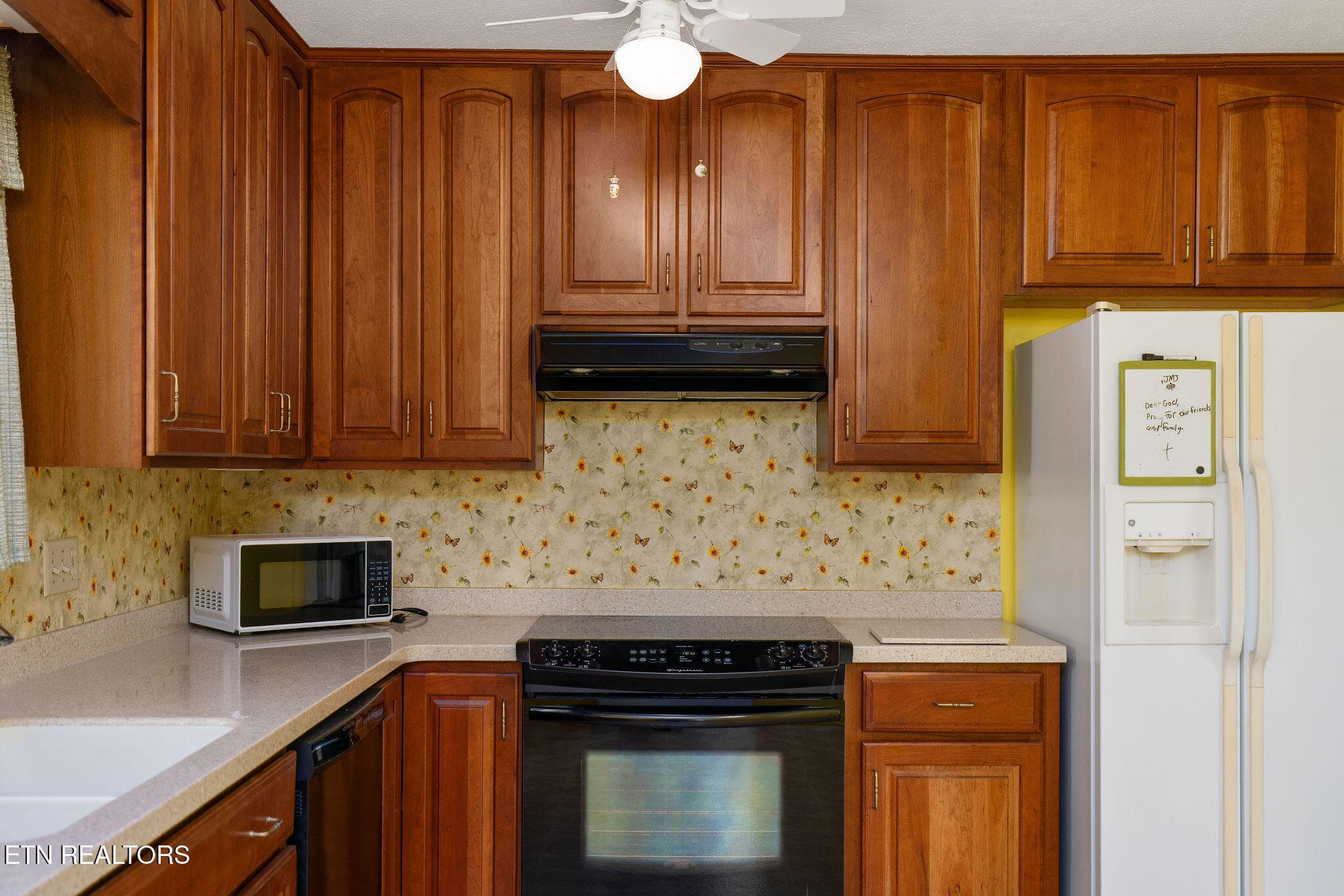 Gorgeous custom cabinets - 220 Brookfield Drive, Kingsport, TN 37663, Kingsport