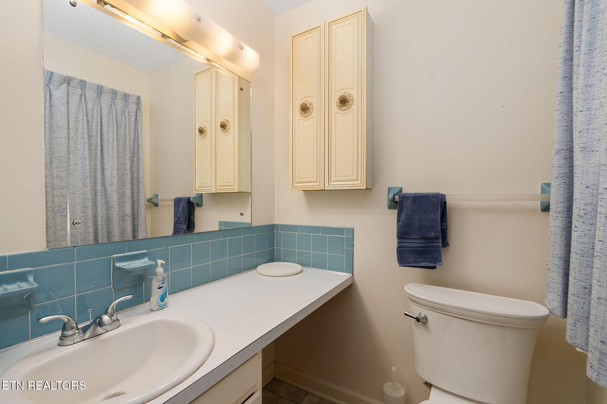 Half bath off MBR - 220 Brookfield Drive, Kingsport, TN 37663, Kingsport