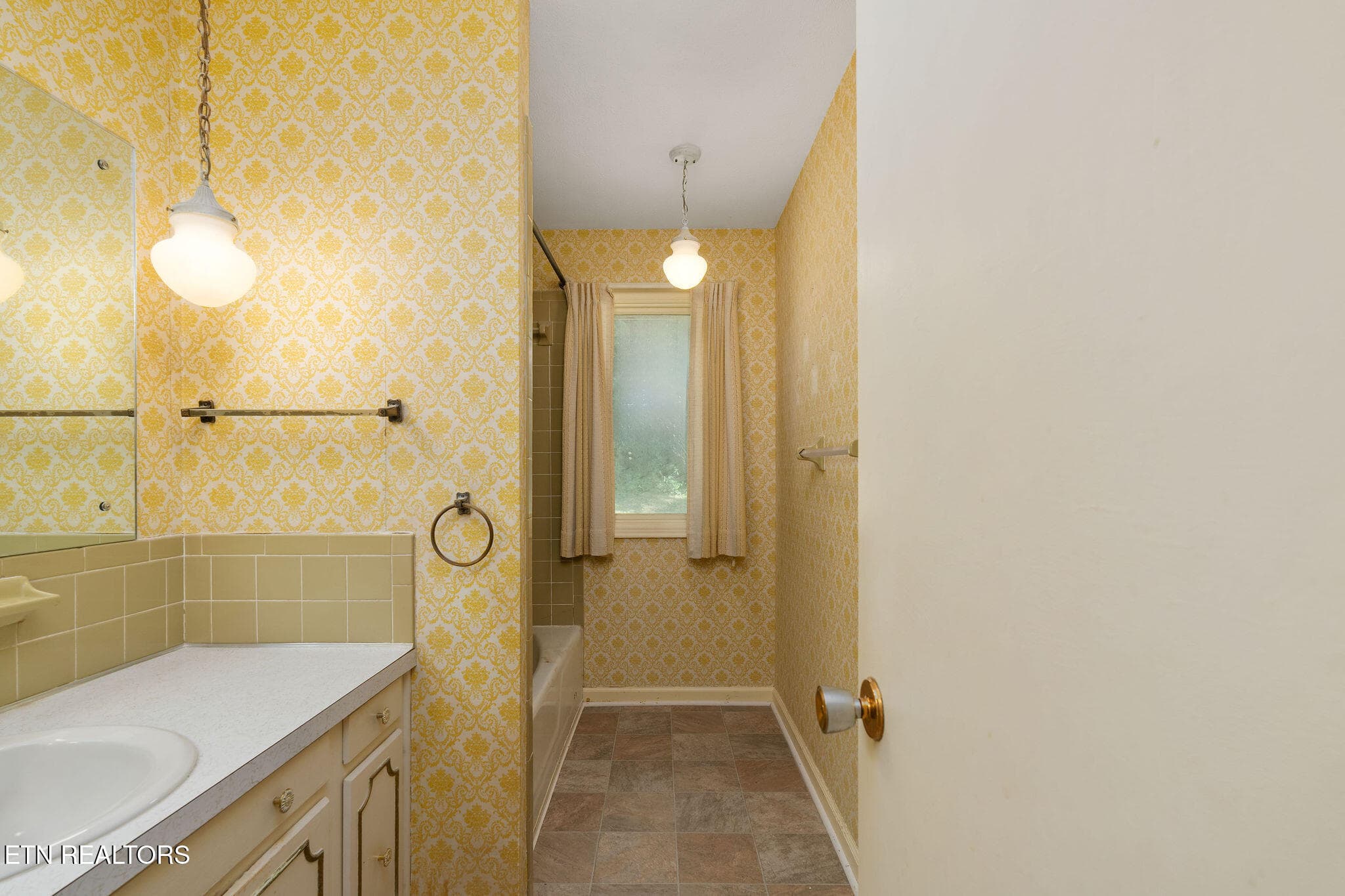 Updated flooring - 220 Brookfield Drive, Kingsport, TN 37663, Kingsport