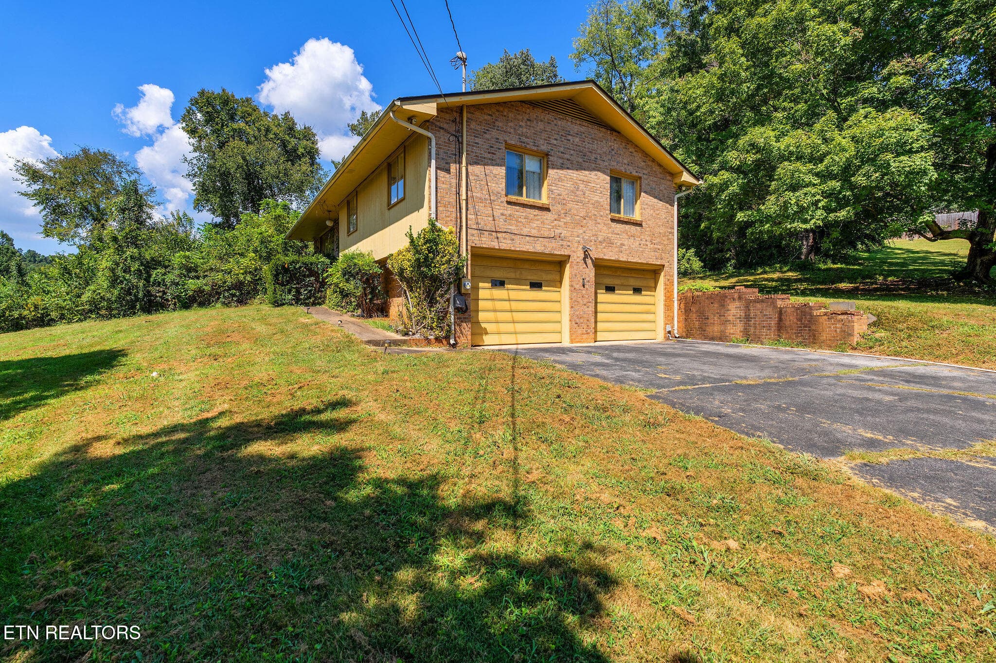 Convenient 2 car garage - 220 Brookfield Drive, Kingsport, TN 37663, Kingsport