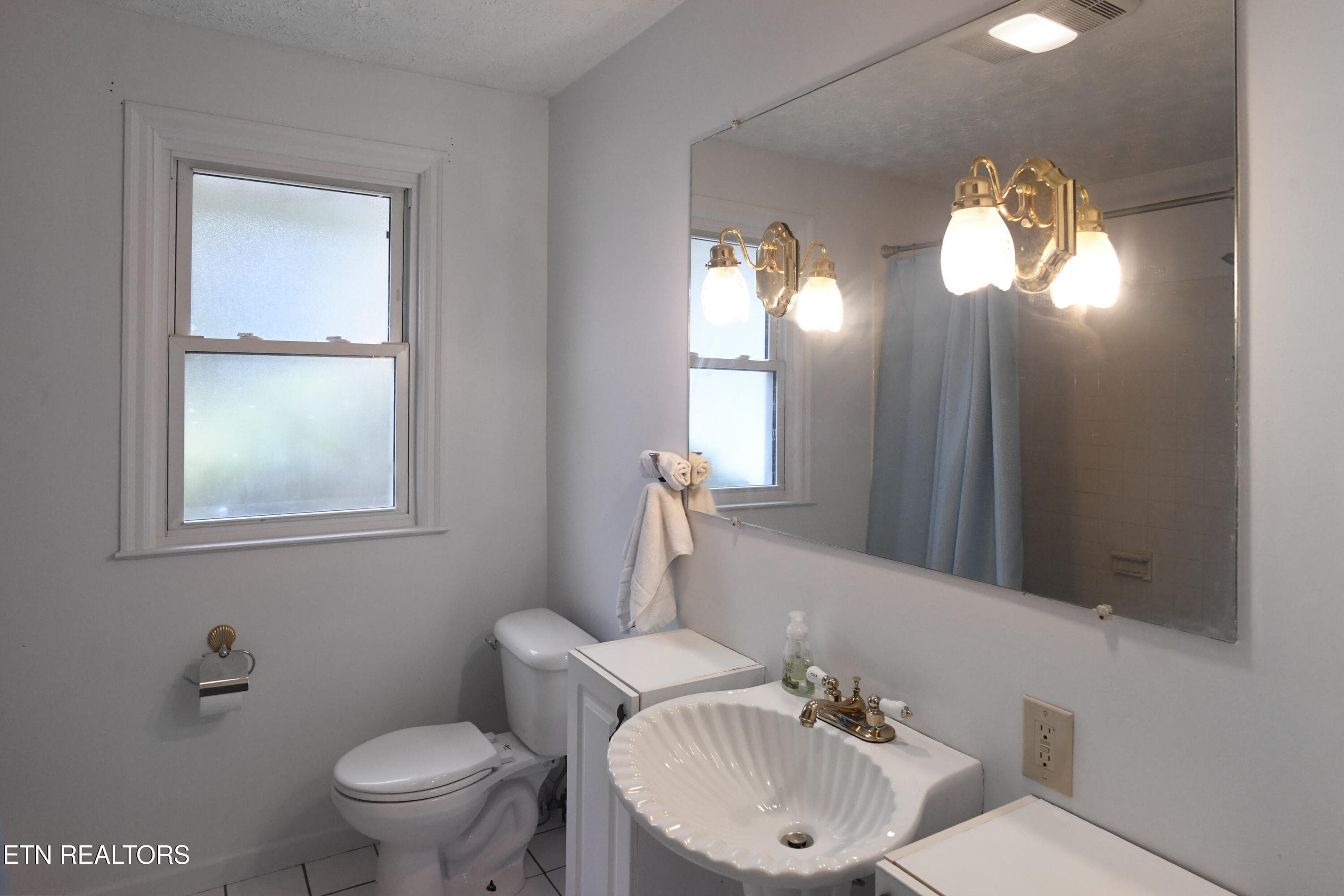 Full Bathroom - 600 Glenoaks Drive, Knoxville, TN 37912, Knoxville