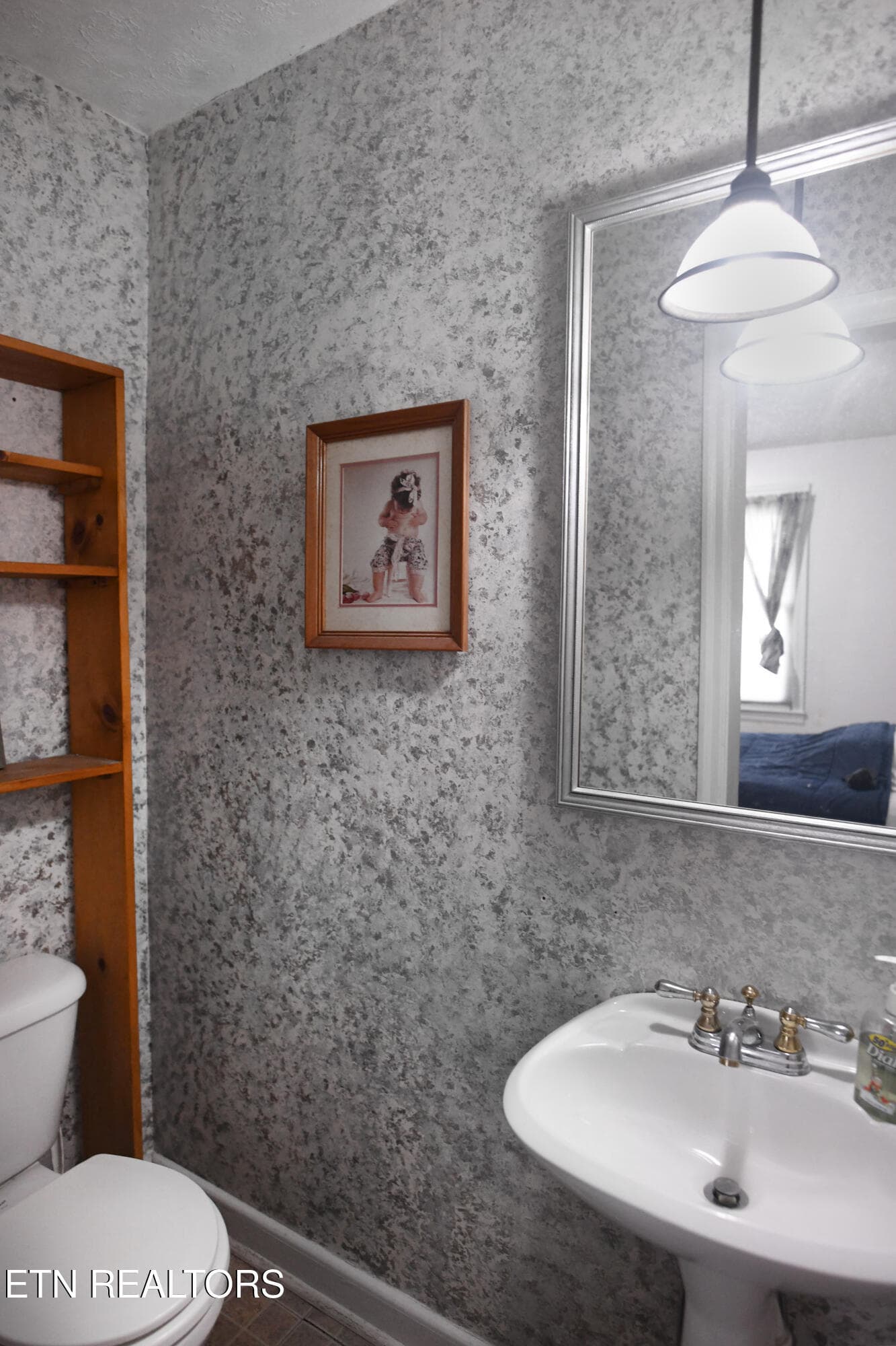Half Bath/Master - 600 Glenoaks Drive, Knoxville, TN 37912, Knoxville