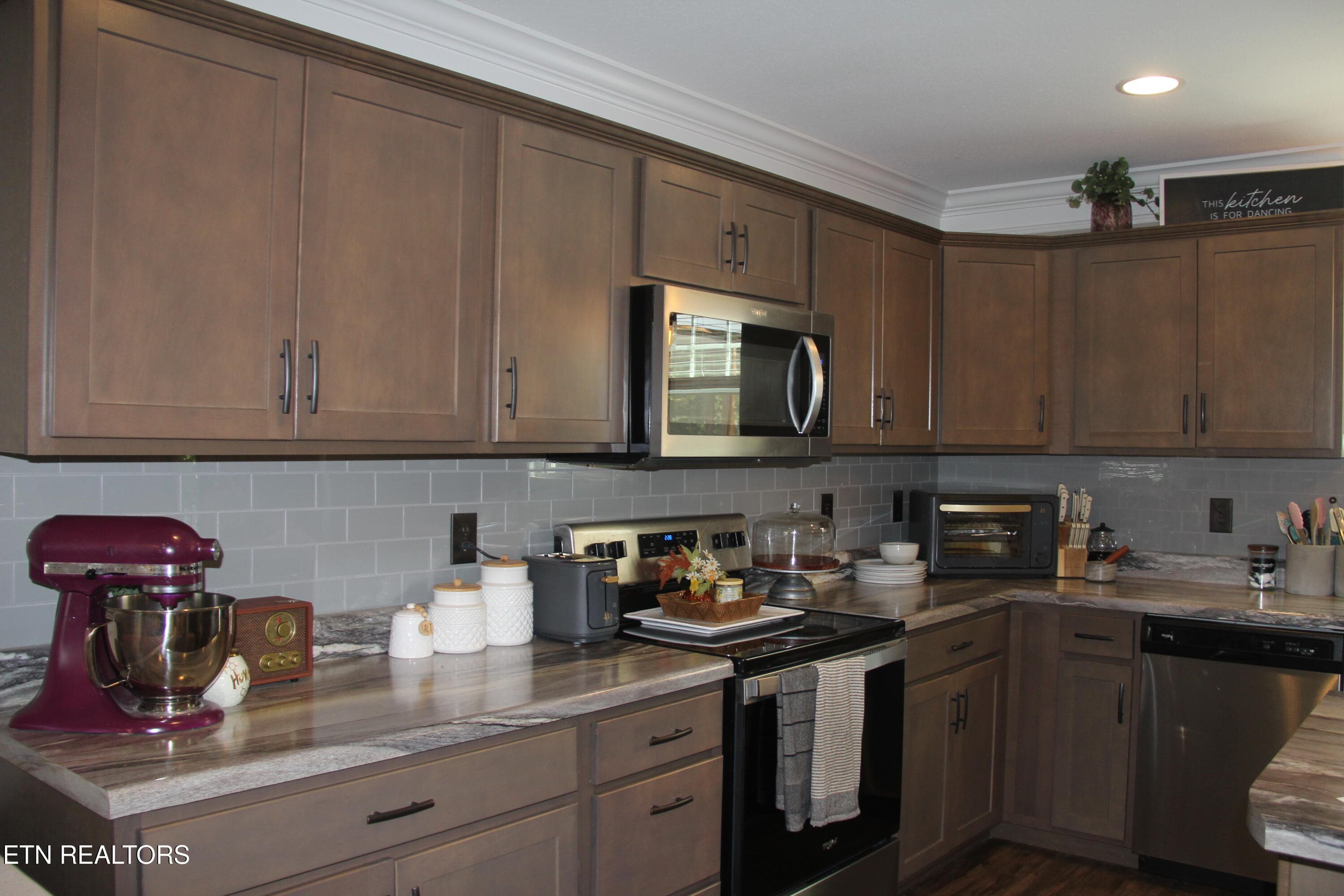 Lots of cabinets - 5929 Rain Cloud Rd, Knoxville, TN 37918