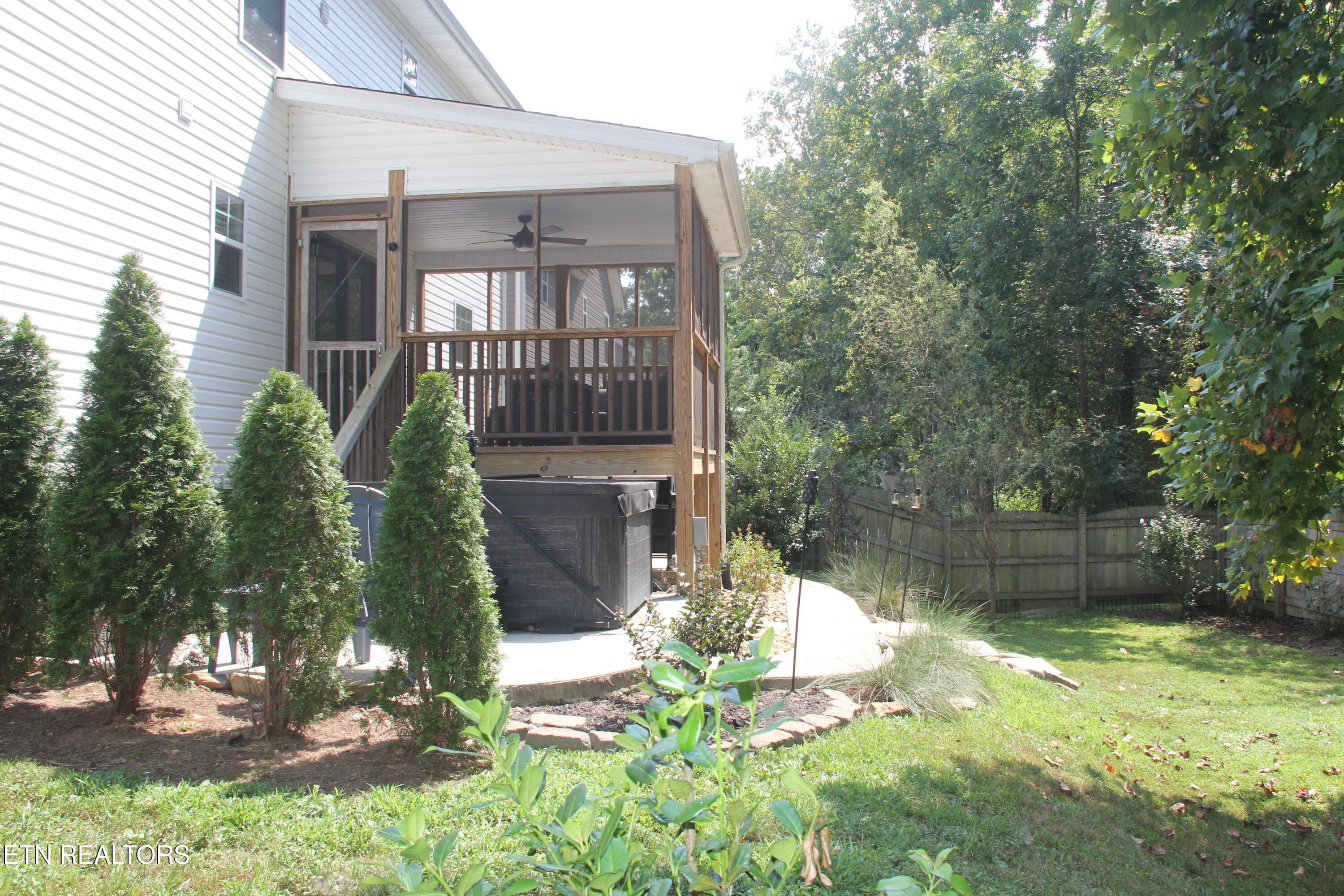 Lot of landscaping - 5929 Rain Cloud Rd, Knoxville, TN 37918