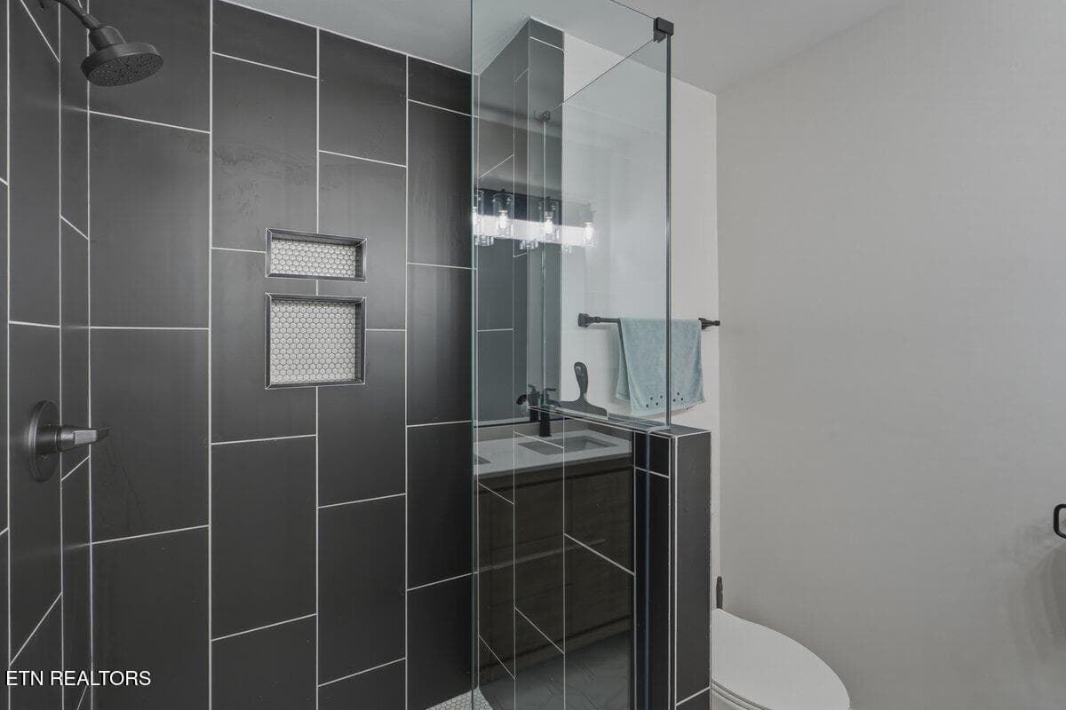 Full Bathroom 2 - 12312 W Kings Gate Rd, Knoxville, TN 37934